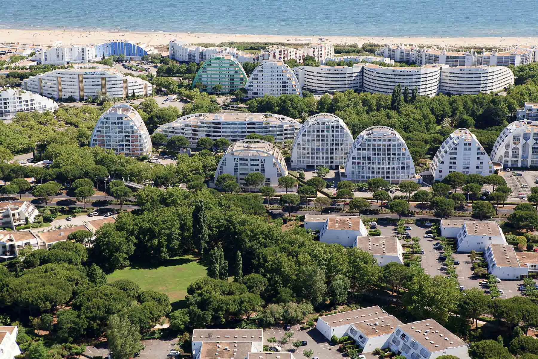 Große Hotelanlagen beeinflussen das Landschaftsbild der französischen Mittelmeerküste.