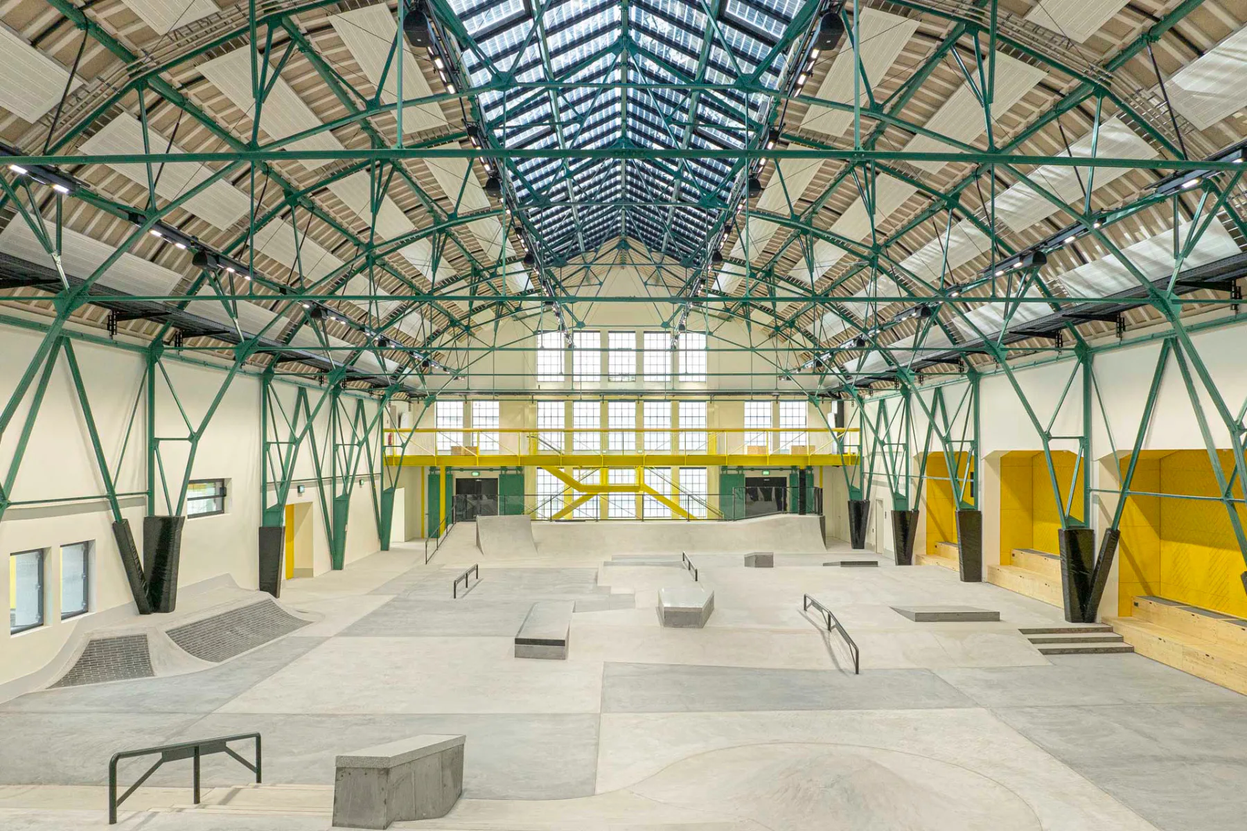 Auf rund 1000 m² Fläche bietet die ehemalige Eggenfabrik nun Raum für Skateboard, BMX und andere Trendsportanlagen.