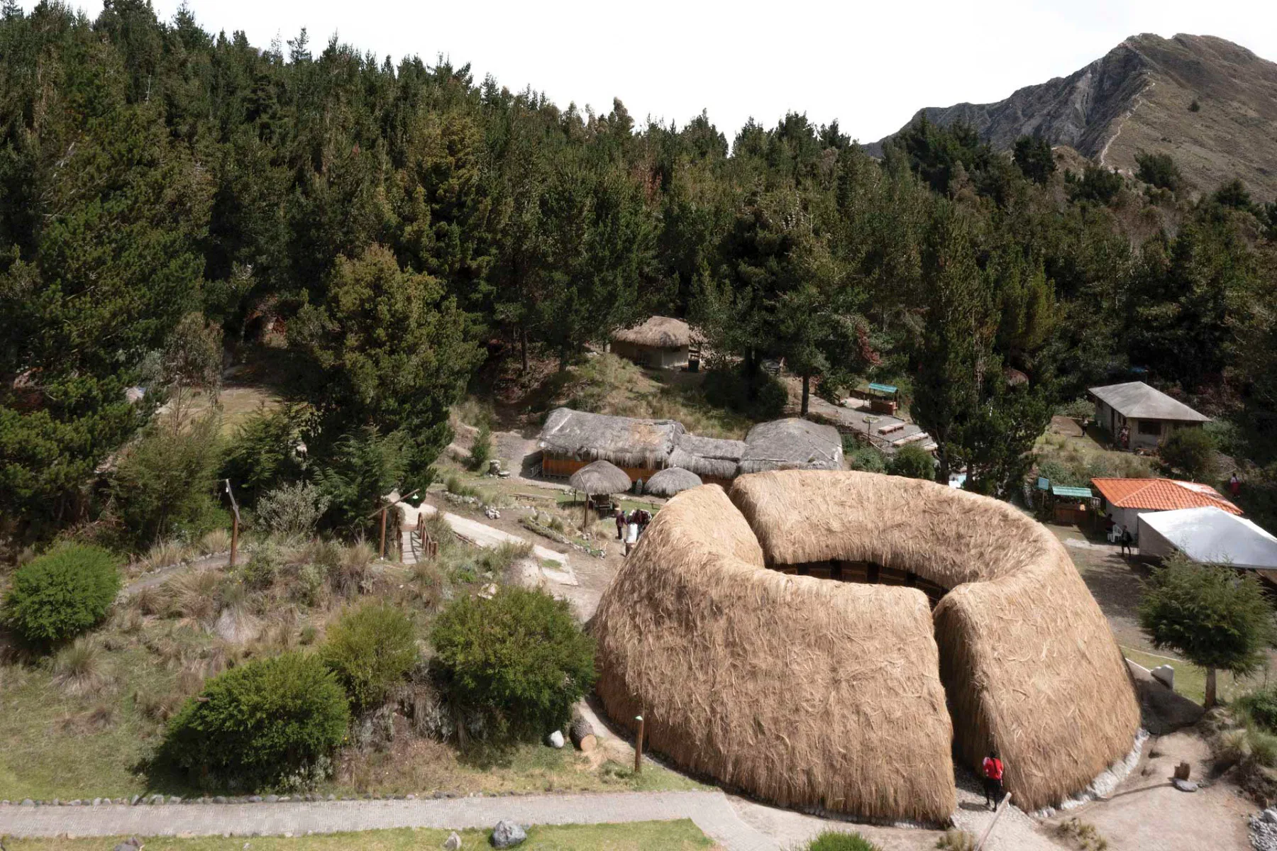 Das Handwerkszentrum Chaki Wasi der Shalalá-Gemeinschaft in Ecuador wurde von den Architekten Marie Combette und Daniel Moreno Flores vom Büro La Cabina de la Curiosidad entworfen.