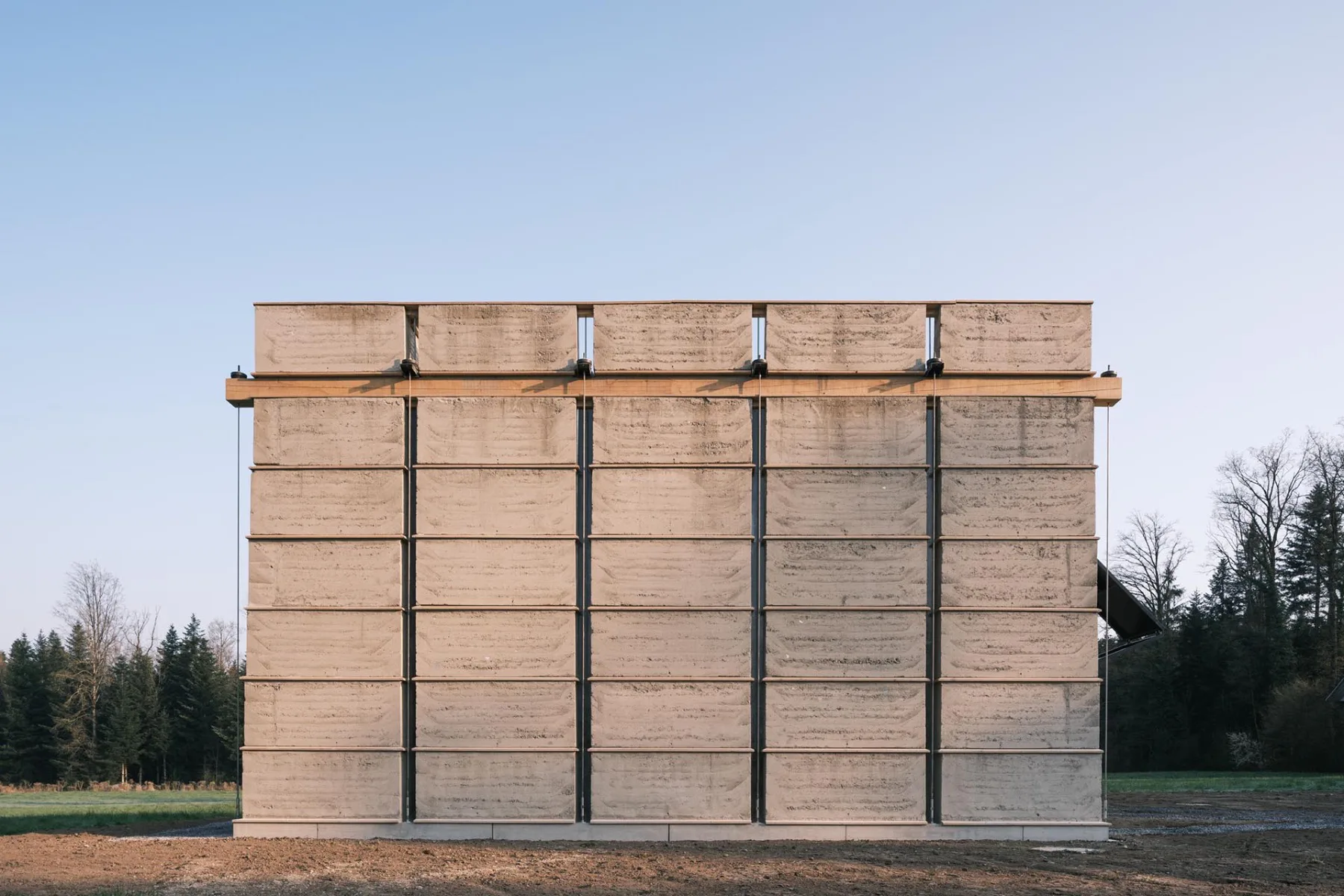 Mit ihrem Ofenturm in Cham gewannen Boltshauser Architekten 2022 den Detail Award. Jetzt wird das Gebäude im Band „Bauen mit Stampflehm“ vorgestellt.