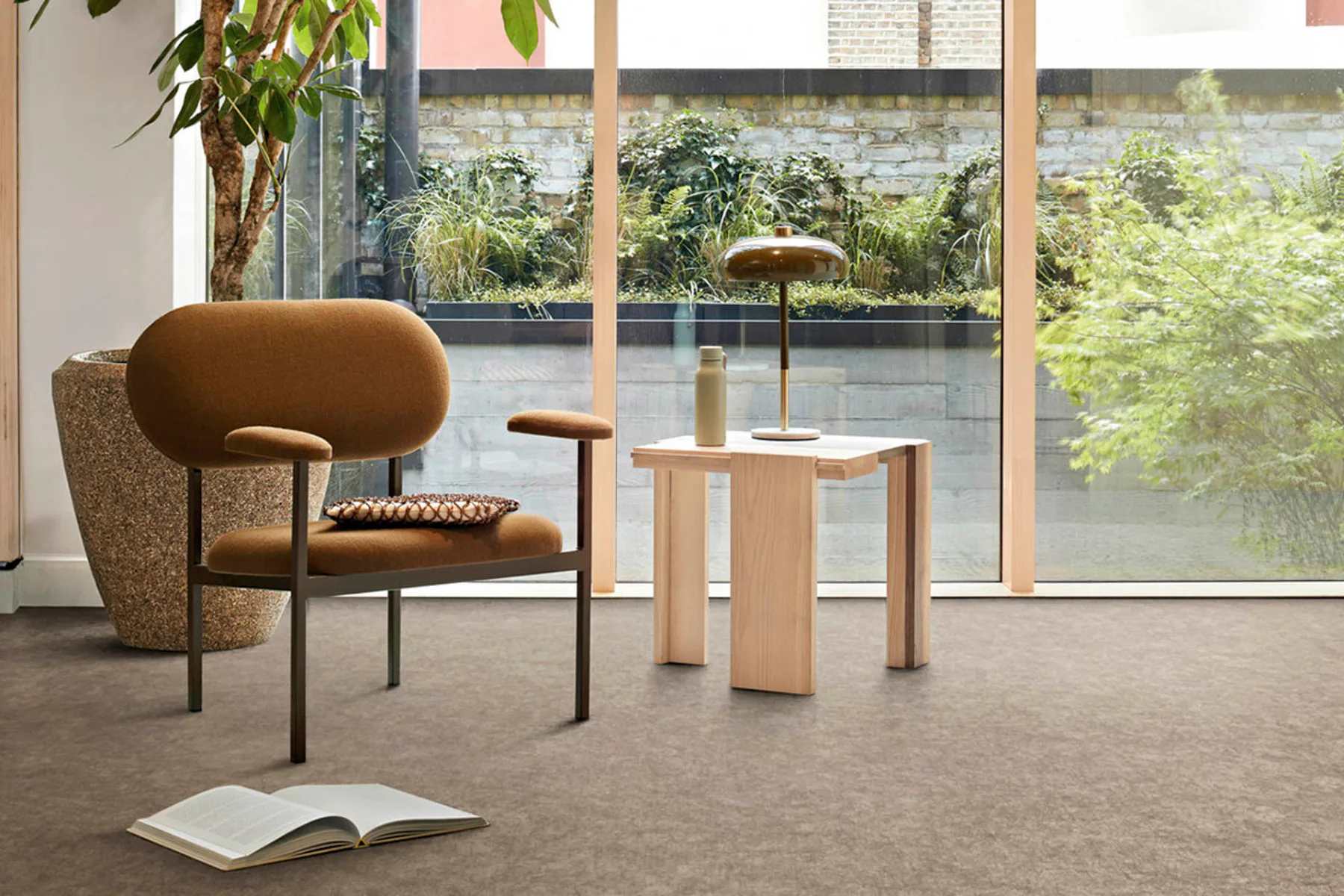 Interface versieht LVT-Beläge mit dem Sound Choice+ Rücken, der Trittschall reduziert, Recyclingmaterial enthält und Anforderungen an die Innenraumluftqualität erfüllt.
