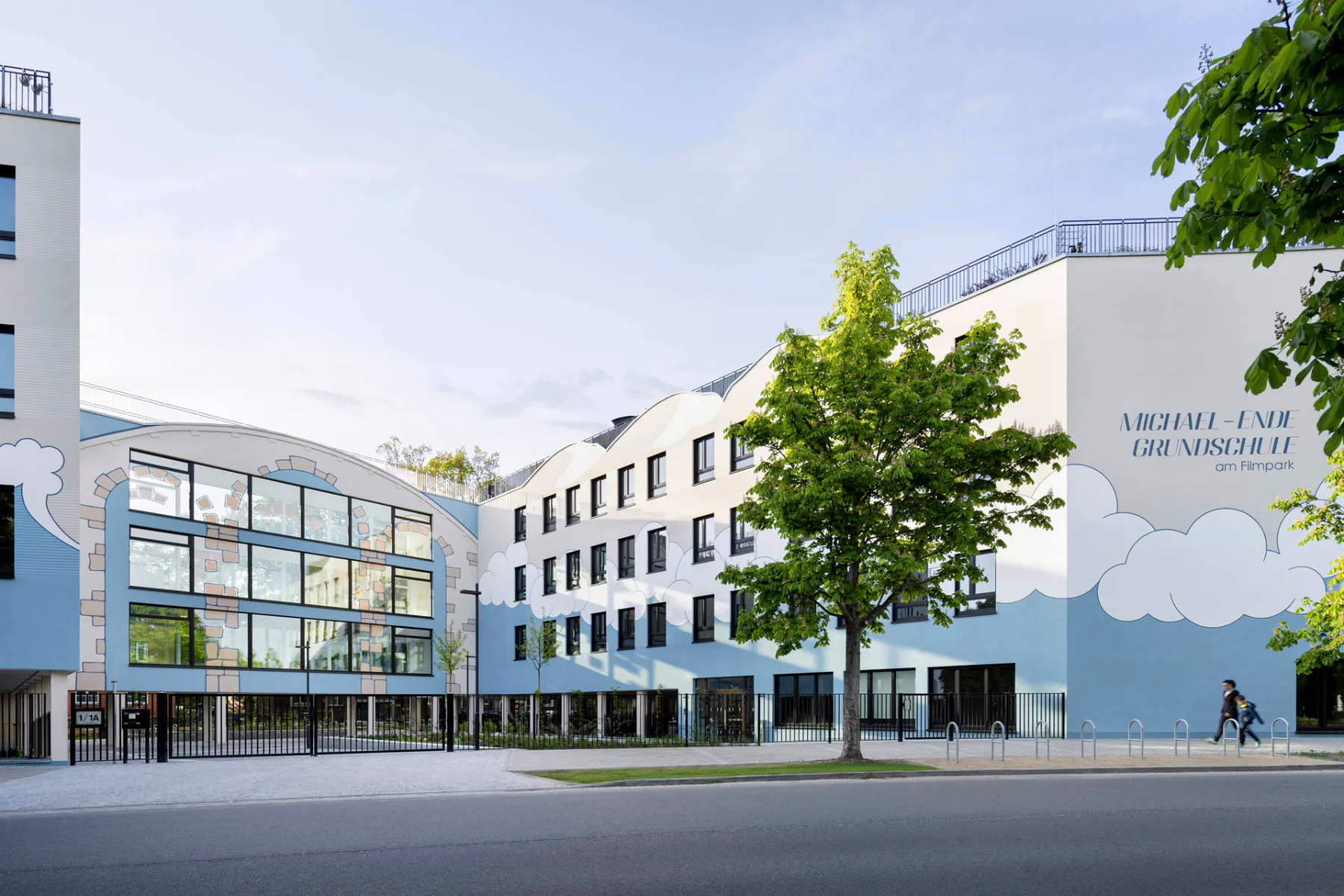 Michael-Ende-Grundschule mit Hort am Filmpark Babelsberg – mit großformatigen Fassadenmotiven aus Endes Kinderbuchklassikern.