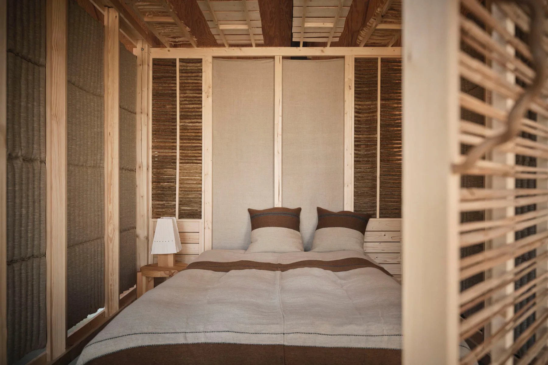 Sara Martinsen bietet ihren Rooted Potential Pavillon als Übernachtungsmöglichkeit für Gäste in ihrem Sommerhaus in der Nähe von Kopenhagen an.
