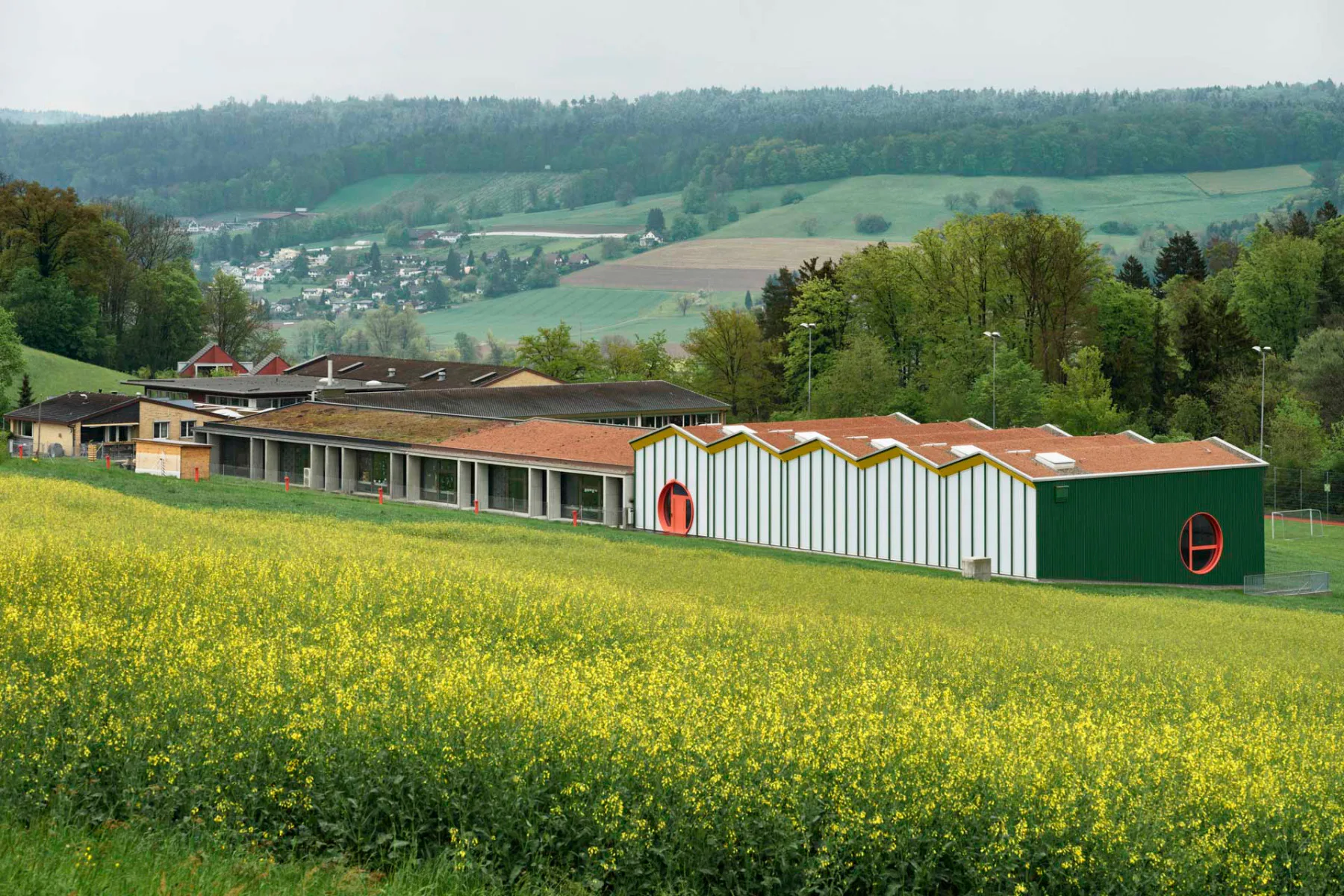 Mit der Turnhalle und vier neuen Klassenzimmern hat das über 50 Jahre gewachsene Schulhaus einen vorläufigen Abschluss gefunden.