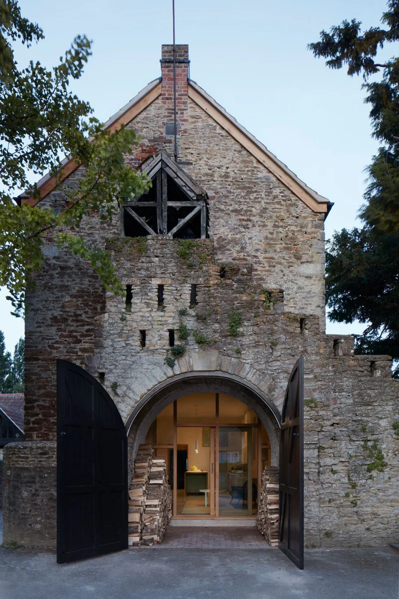 Die gewölbte Tür in der denkmalgeschützten Fassade bietet Einblicke in den Wohnbereich.