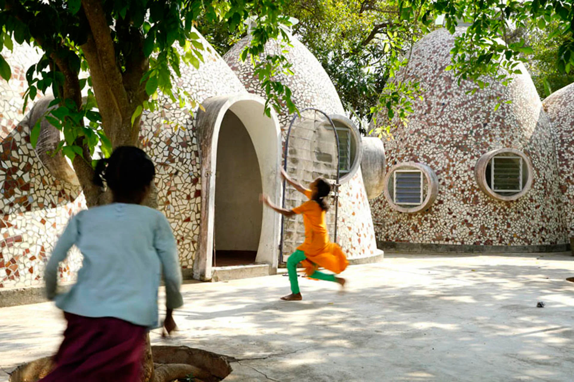 Anupama Kundoo nutzt die In-situ-Brenntechnik, um ein Ensemble zu bauen, das obdachlosen Kindern und ihren Pflegeeltern ein Zuhause bietet. Volontariat Homes for Homeless Children, Puducherry, 2008