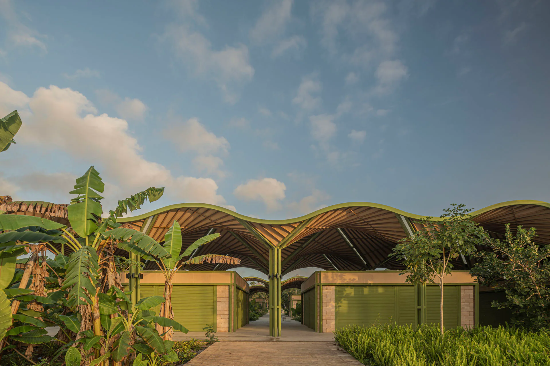 Das Architekten-Duo interpretiert lokale Bauweisen mit robusten Materialien und klarer Formensprache neu.