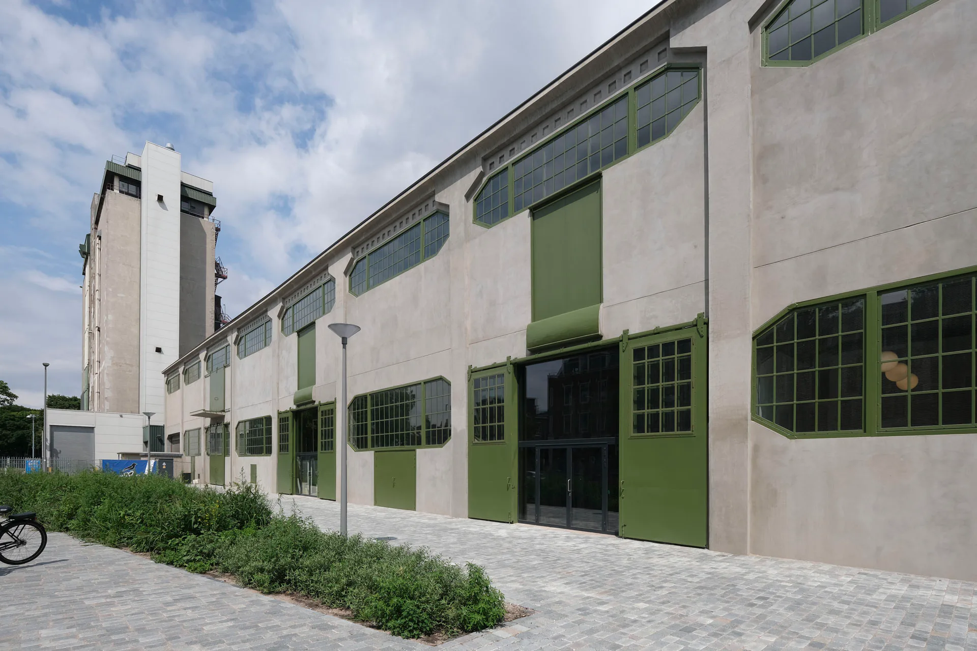 Der zweigeschossige Altbau wurde von Bureau Polderman aus Rotterdam mustergültig saniert.