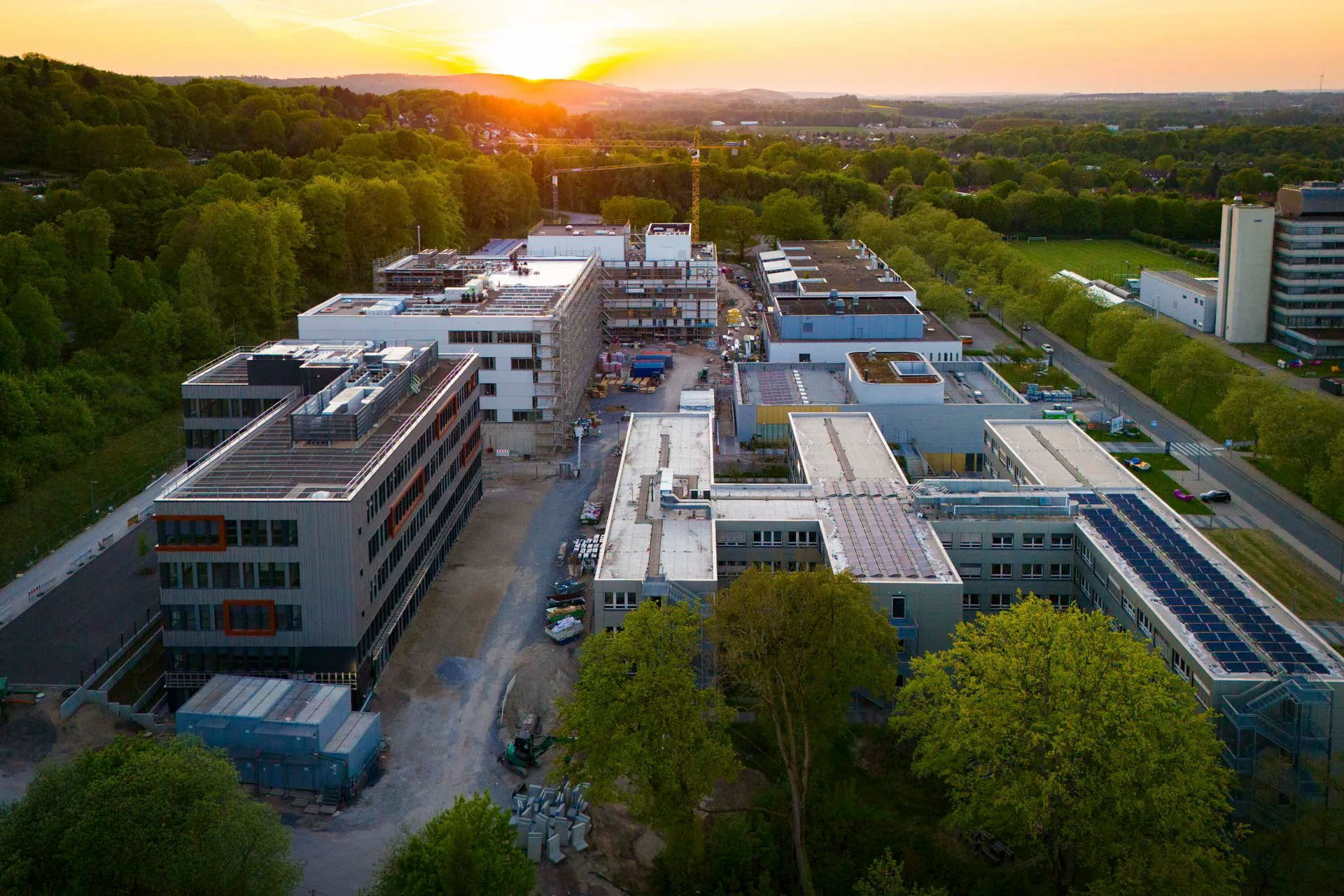 Die Bauzeit für den sechsgeschossigen Neubau (links im Bild) mit 6500 m² Fläche betrug elf Monate.