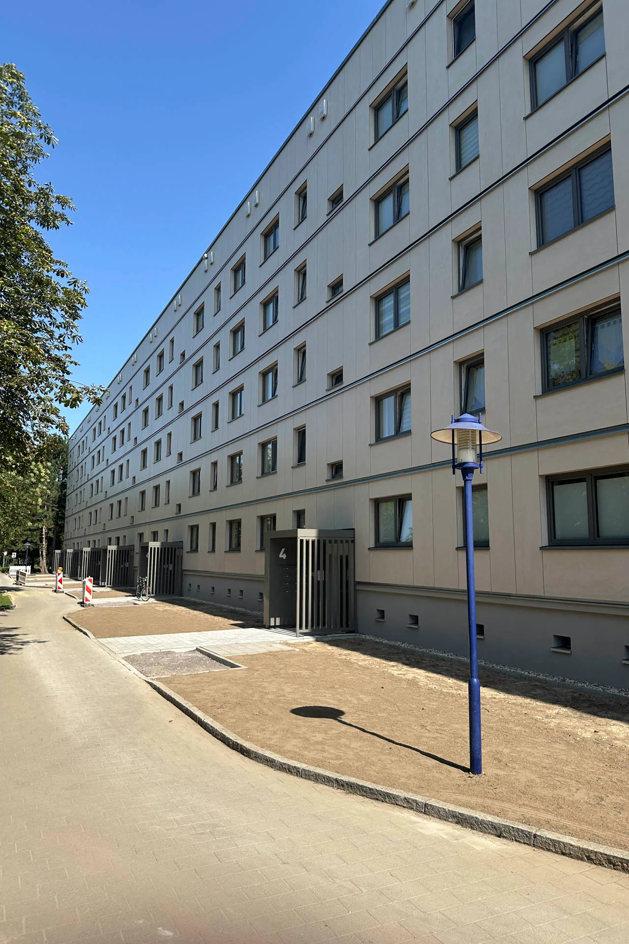 An der Fassade kamen 228 vorgefertigte 6 x 2,8 m große Fassadenelemente aus Holz zum Einsatz.