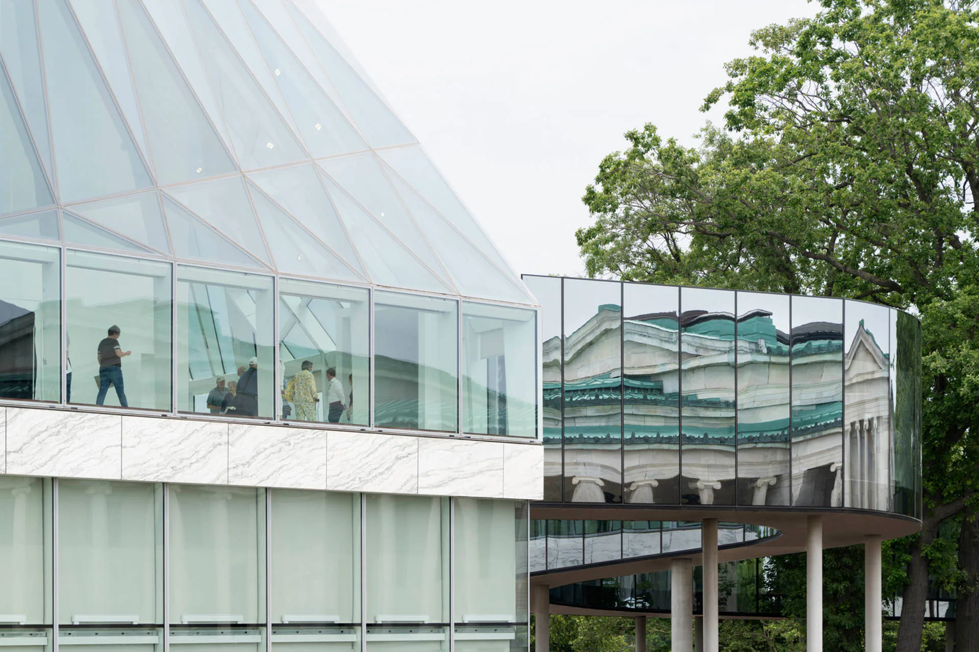 Die Fassade des Gundlach-Gebäudes und die John J. Albright-Brücke sind aus Glas gefertigt. Die Brücke verbindet das neue Gebäude mit den Wilmers- und Knox-Gebäuden.