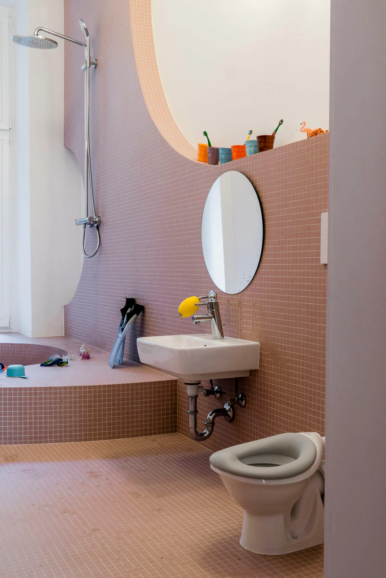 Kindgerechtes WC – Geberit Bambini Stand-WC mit neutralem Sitzring, montiert in ergonomischer Höhe. Unterputzspülkasten und Betätigungsplatte für Kinder leicht erreichbar.