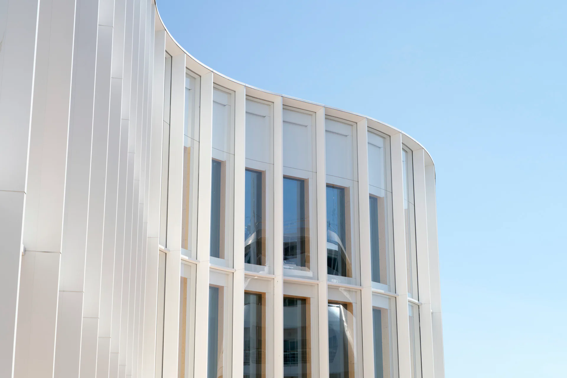 Die äußerste Schutzschicht aus Glas, Naturstein und Aluminium soll das Gebäude mit der überwiegend aus Stein bestehenden Umgebung verbinden.