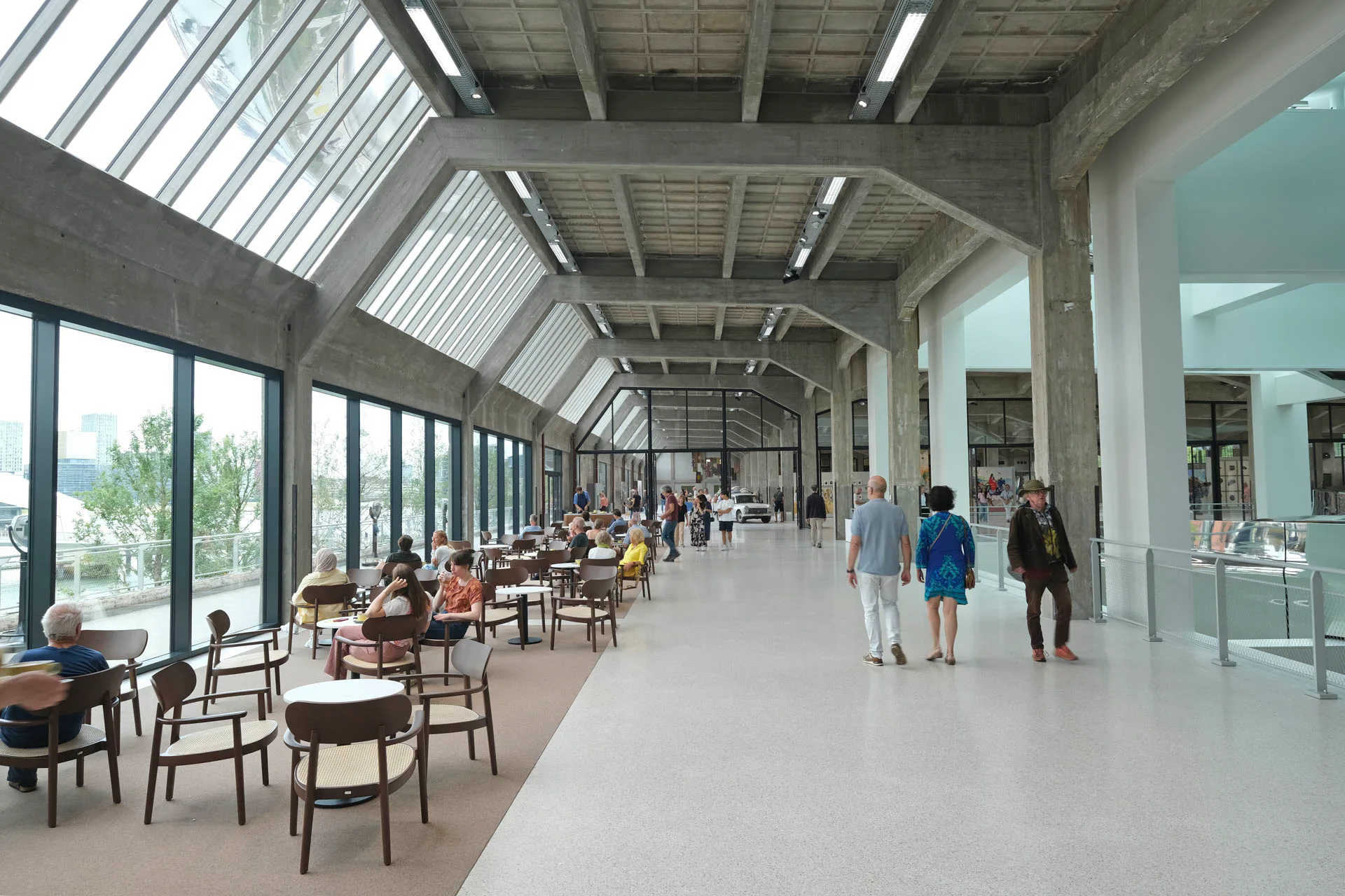 Große Schrägverglasungen tauchen das Café in ein helles, aber blendfreies Nordlicht.