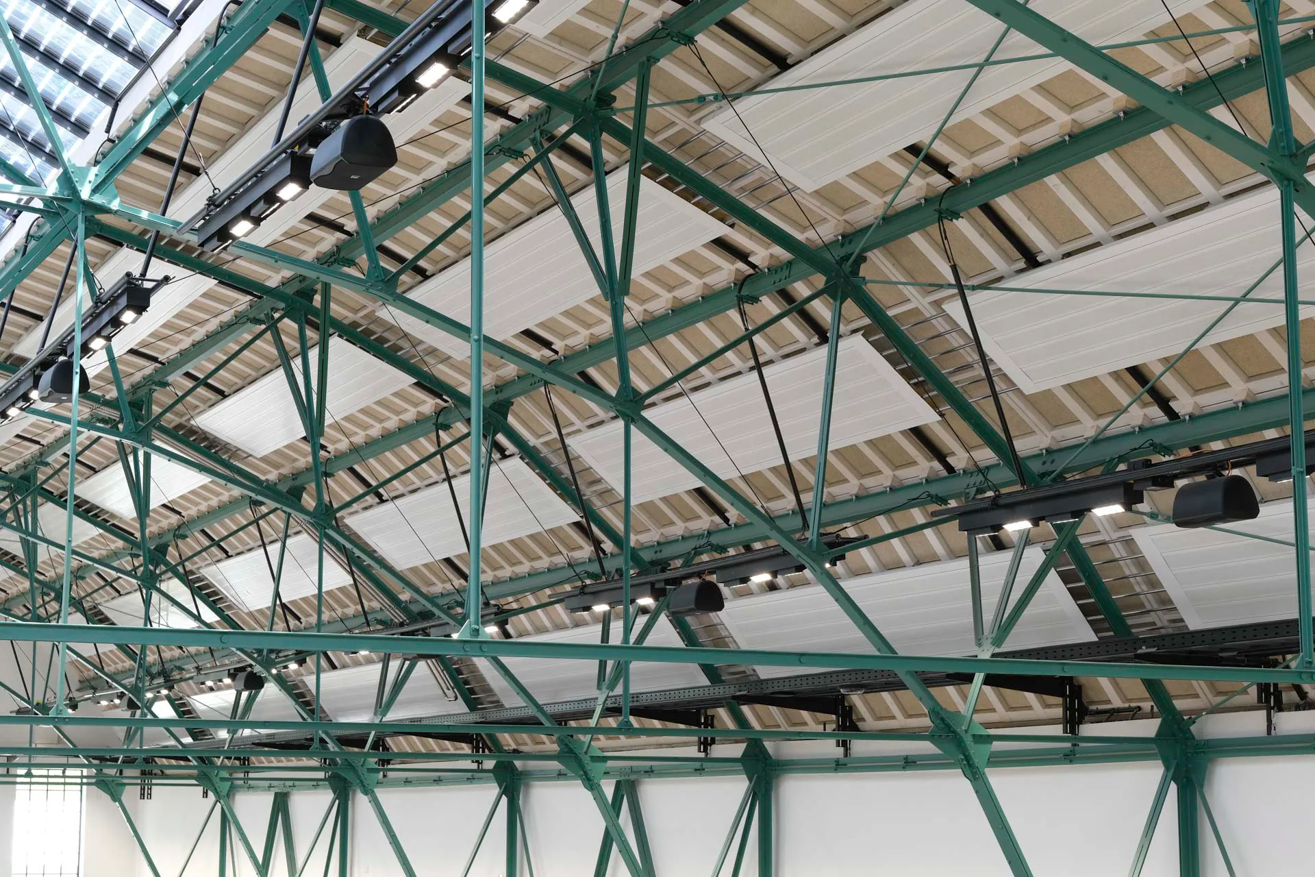 Das historischen Stahlfachwerk der Halle trägt nun ein neues Dach aus Holzkassetten. Darunter sind Heiz- und Kühldecken montiert.