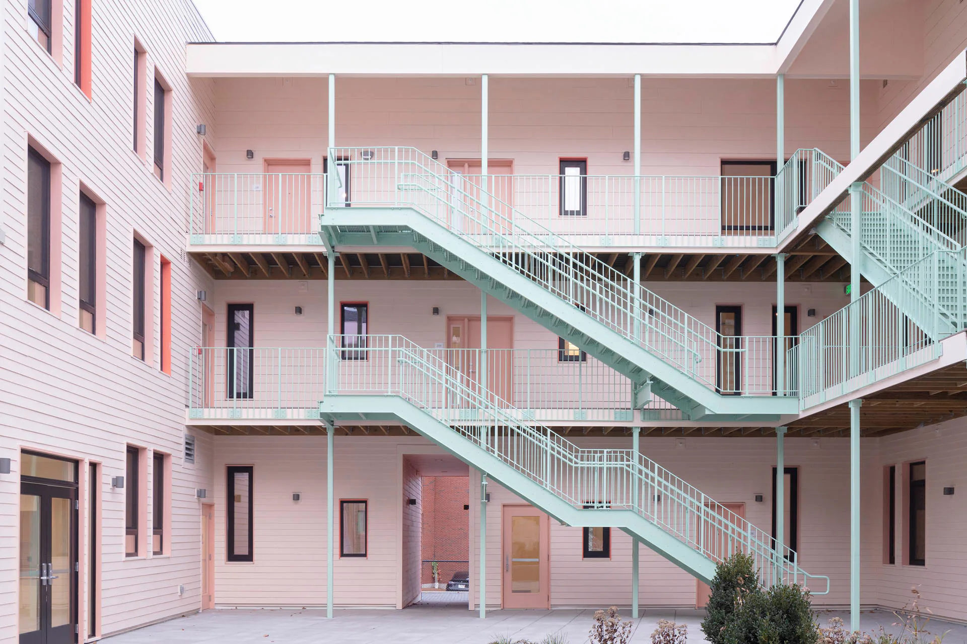 Das in Boston ansässige Architekturbüro French 2D hat mit Bay State Cohousing einen 45.000 Quadratmeter großen Wohnkomplex für dreißig Haushalte entworfen, der typologisch innovativ ist.
