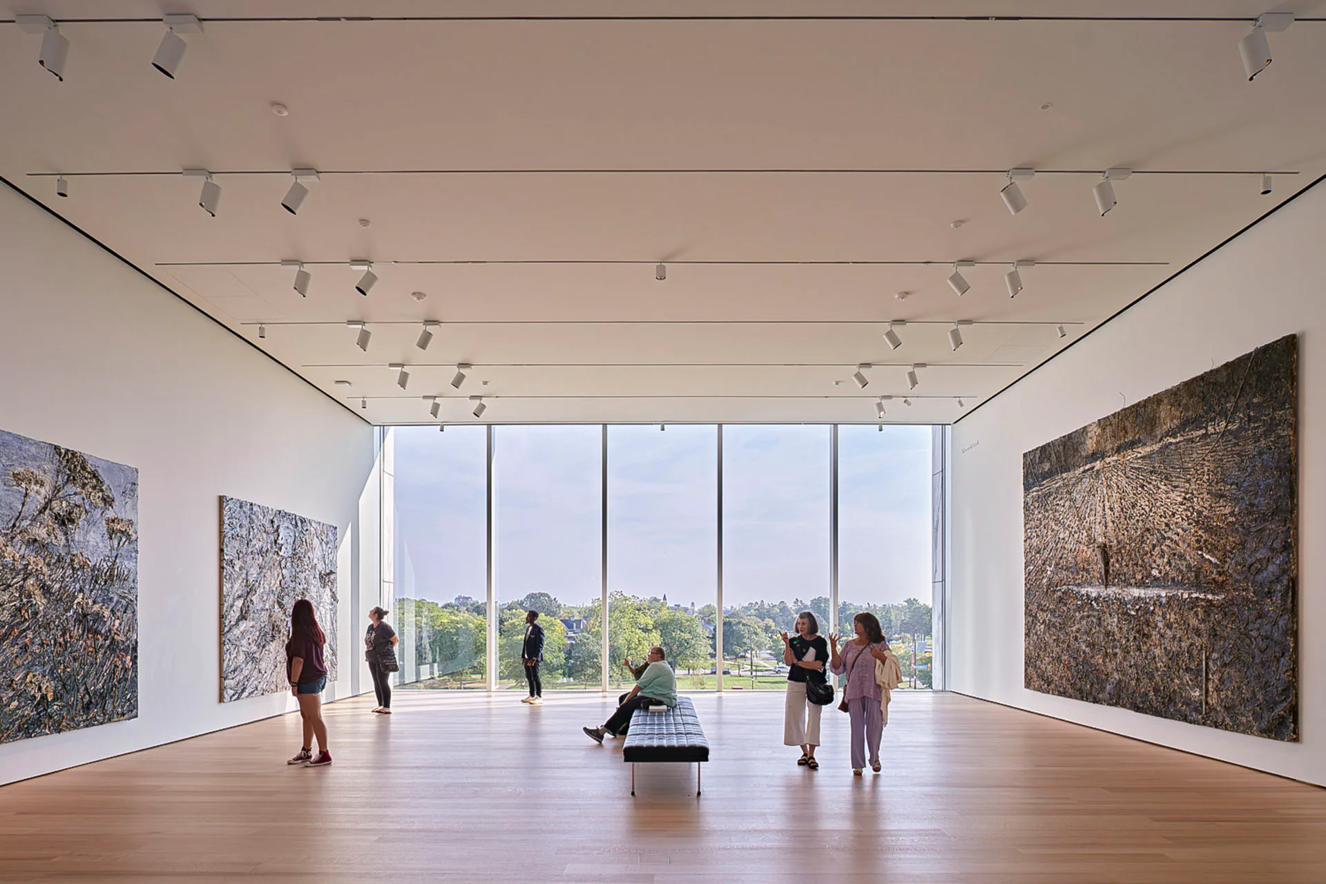 Blick in einen Galerieraum im dritten Stock des Gundlach-Gebäudes mit, von links nach rechts, Anselm Kiefer, der Morgenthau Plan, 2012; Anselm Kiefer, Gehäutete Landschaft, 2017; Anselm Kiefer, Die Milchstrasse, 1985-1987.