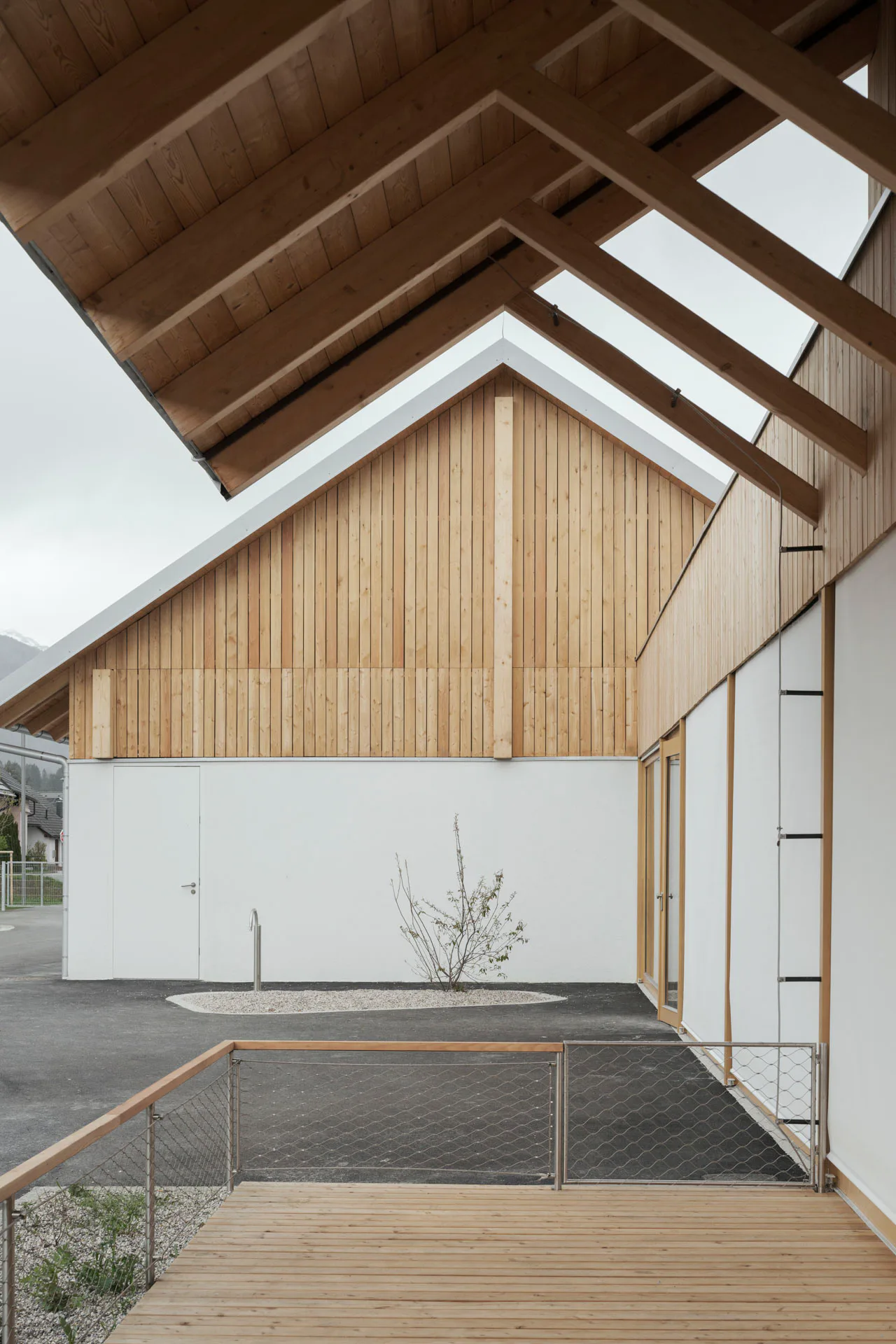 Die Architekten nehmen Elemente traditioneller Bauernhäuser auf und übersetzen sie in eine klare Formensprache.