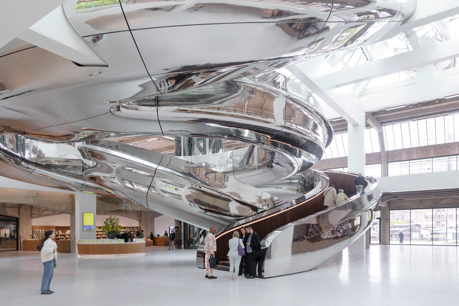 Die aufsehenerregende, 550 m lange Rampe nimmt im zentralen Atrium ihren Anfang.