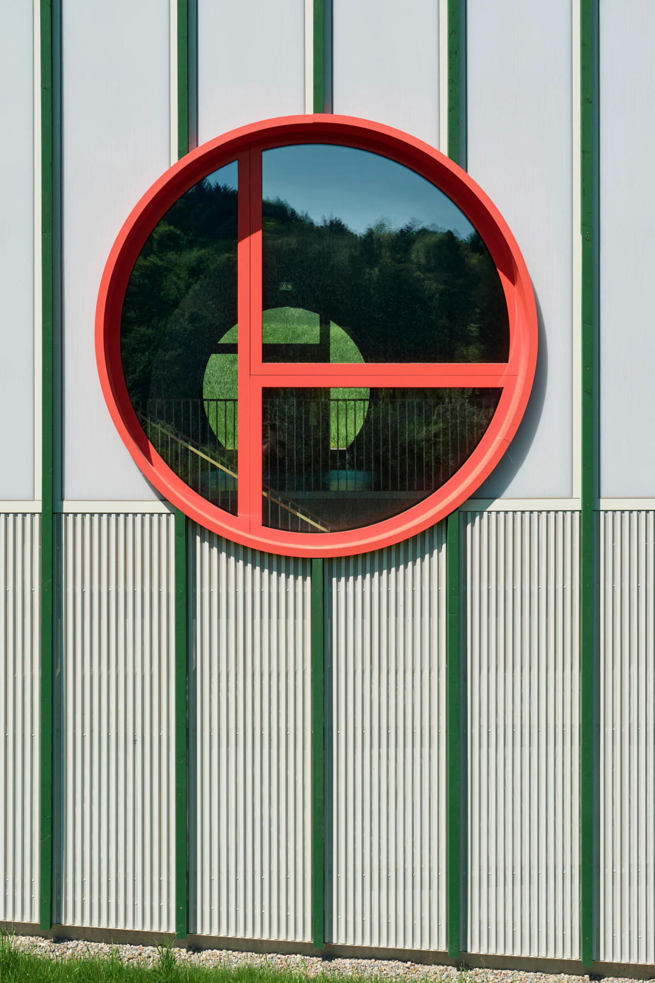 Im Turnhallenflur und an der Außenfassade setzten Schmid Schärer Architekten frische Farbakzente.