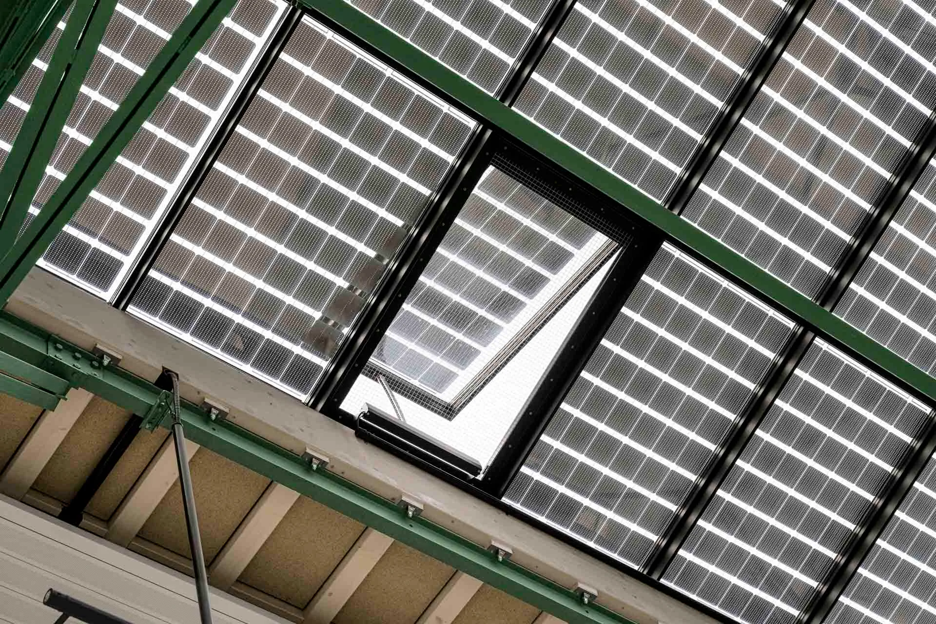 Die Dachoberlichter lassen sich teilweise öffnen. In das Isolierglas wurden Photovoltaikmodule integriert.