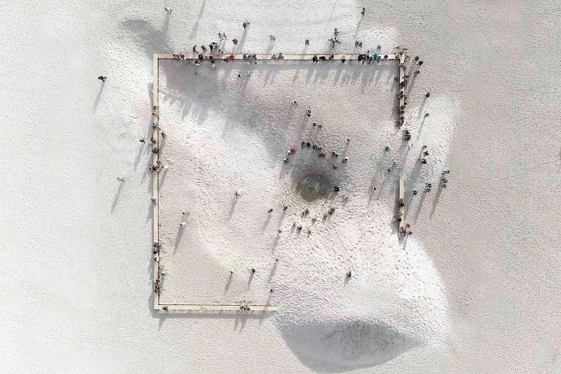 „A Praia e o Tempo“ ist eine temporäre Installation des brasilianischen Architekten Pedro Varella (Gru.a Arquitetos), die 2018 im Rahmen des TEMPO_FESTIVAL in Rio de Janeiro realisiert wurde.