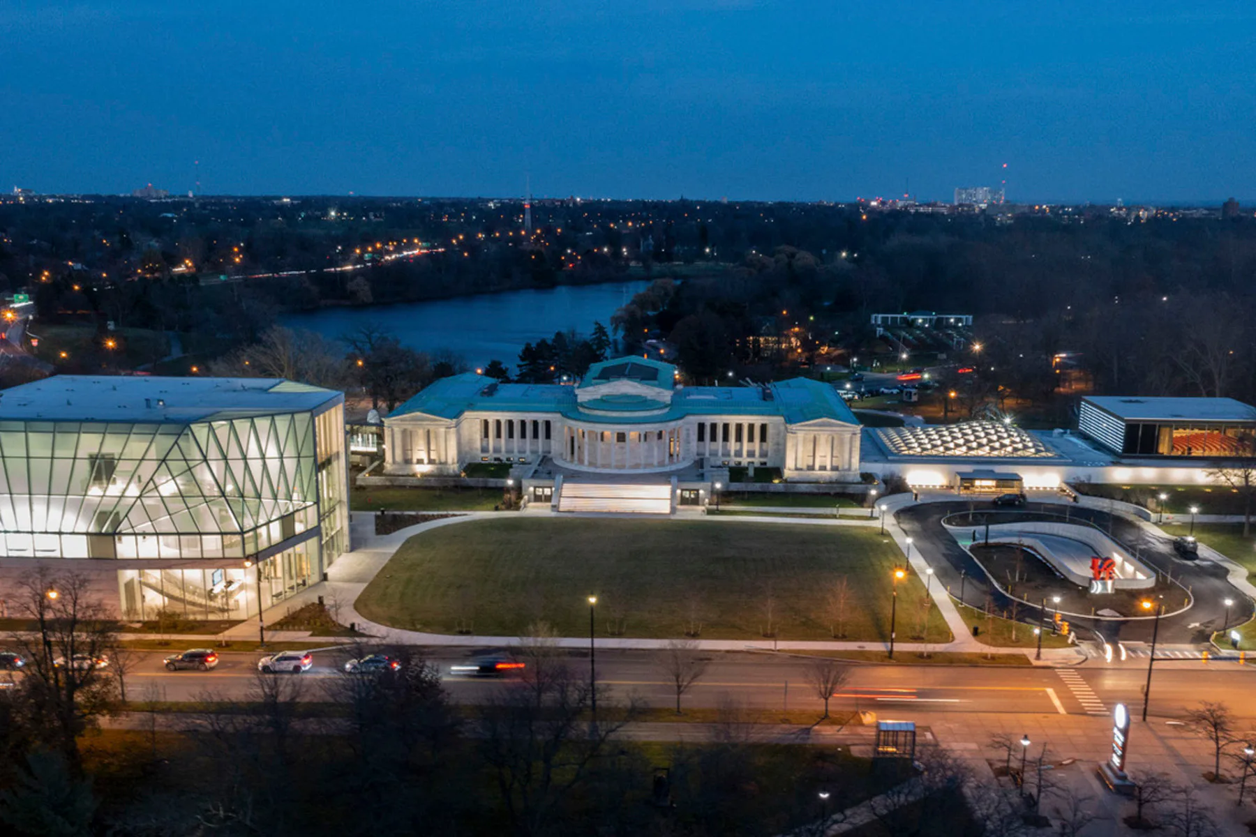Der neue Campus des Buffalo AKG Art Museum und links das Jeffrey E. Gundlach Gebäude von OMA/Shohei Shigematsu in Zusammenarbeit mit Cooper Robertson, 2023