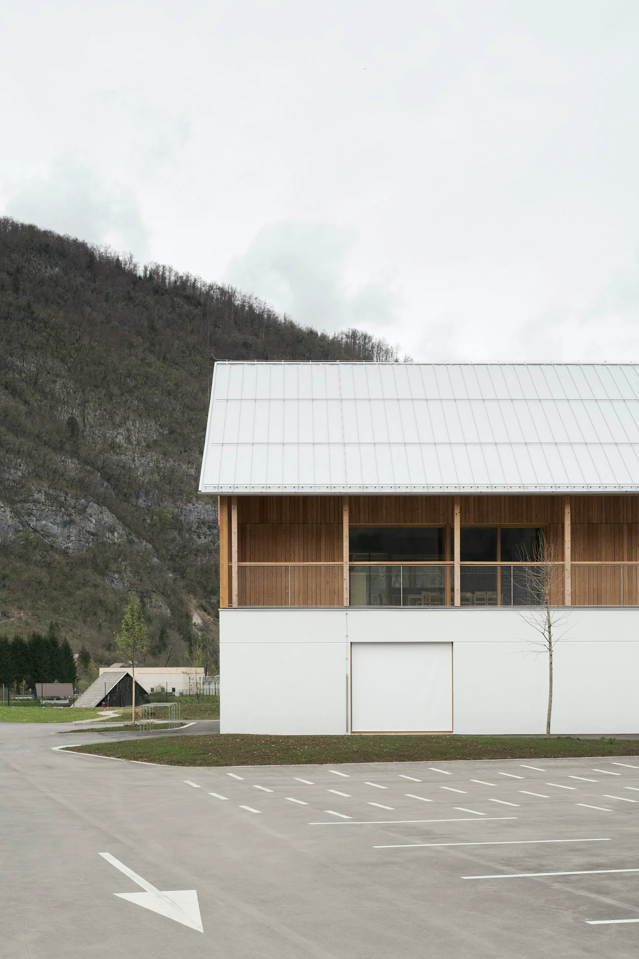 Die Architekten nehmen Elemente traditioneller Bauernhäuser auf und übersetzen sie in eine klare Formensprache.