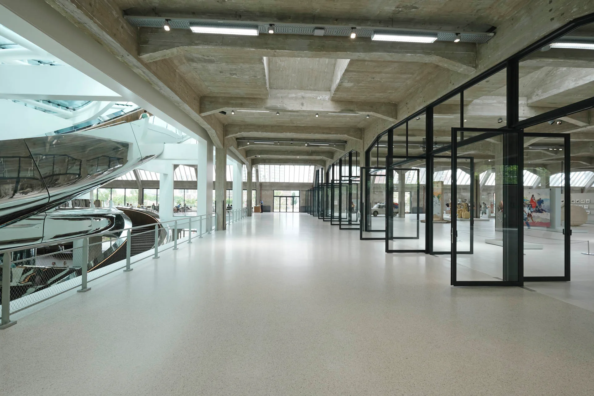 Filigrane Glaswände trennen die Ausstellungssäle im Obergeschoss vom Atrium. Die Profile der alternierend nach innen und außen zu öffnenden Türen wurden von Jansen gefertigt, einem Tochterunternehmen des Fassadenspezialisten Schüco.