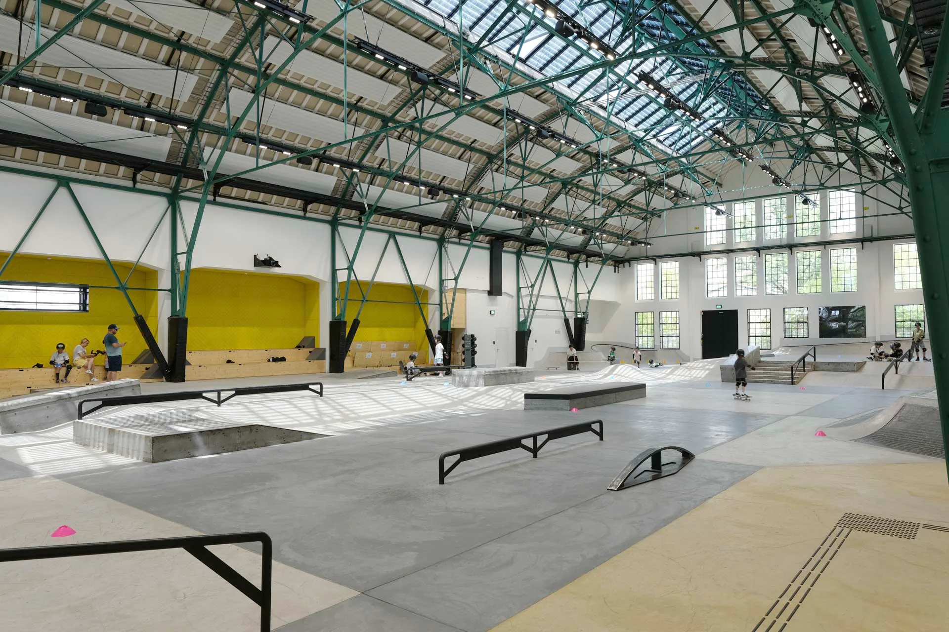 Form follows function – der Hallenboden wurde komplett neu modelliert und mit skateboard-typischen Obstacles versehen.