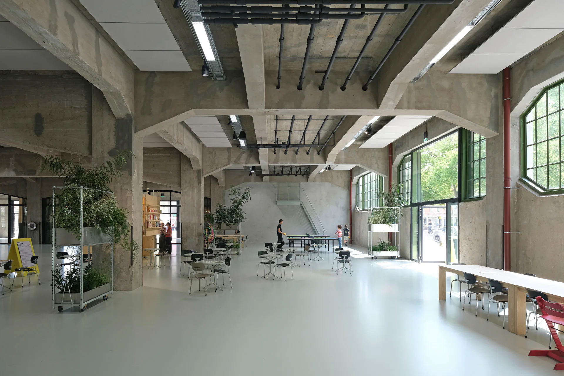 Der mehr als 2200 m² große Plein bietet den Rotterdamer Bürgern reichlich Freiraum für informelle Treffen, zum Zeitungslesen und Tischtennisspielen.