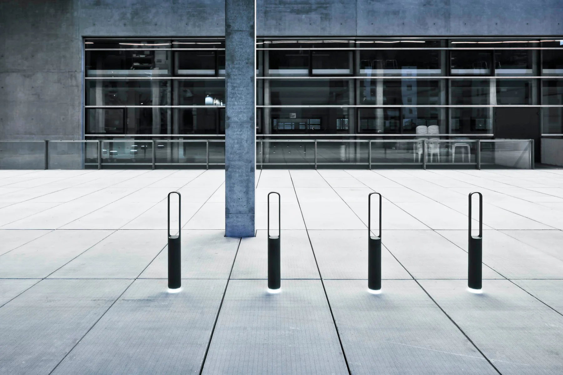 Modulare Einheit aus Stadtmobiliar und Lichttechnik – kombinierbar für ein durchgängiges Erscheinungsbild im öffentlichen Raum.