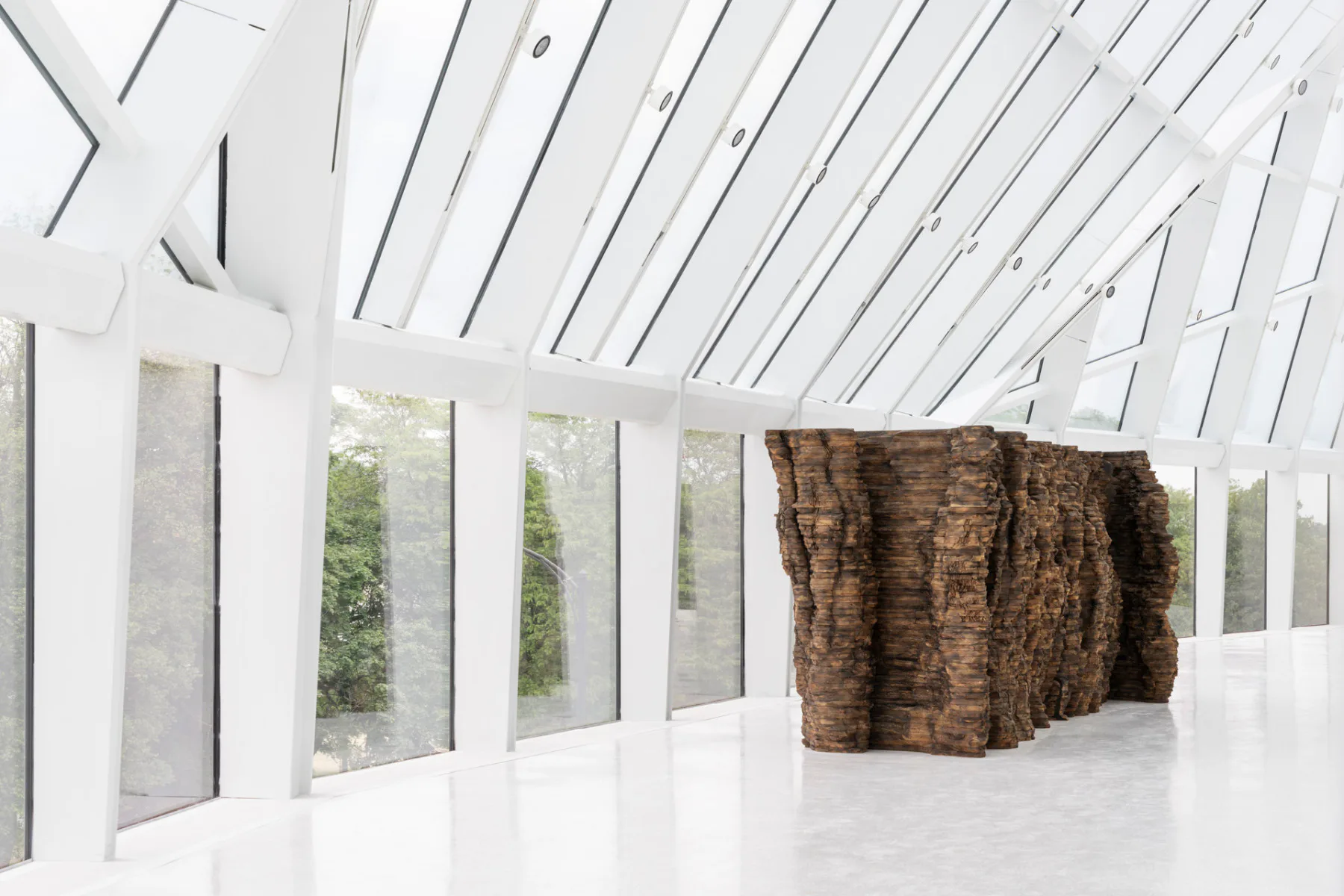 Blick auf die Skulpturenterrasse im zweiten Obergeschoss des Gundlach- Gebäudes mit Ursula von Rydingsvard's Blackened Word. 2023