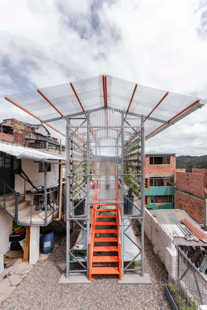 Das Hydroponics Module von Alsar-Atelier + Oscar Zamora, finanziert von NEACOL: aus Industrie-Regalsystem recycelt, schnell, wiederverwendbar, fördert soziale Konstruktion.