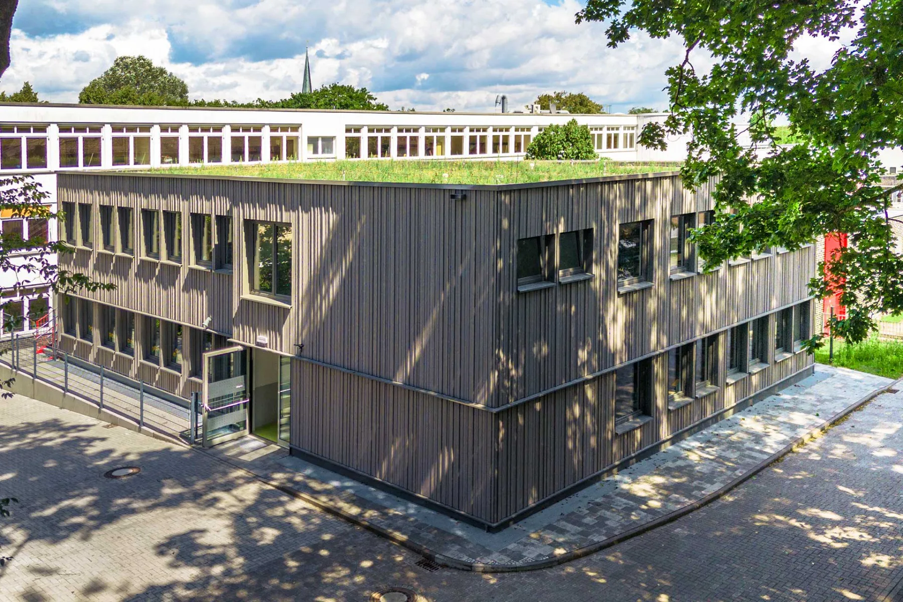 Modulbau mit Gründach und Holzfassade: Die Grundschule in Schwarzenbek passt auch optisch ins Stadtbild.