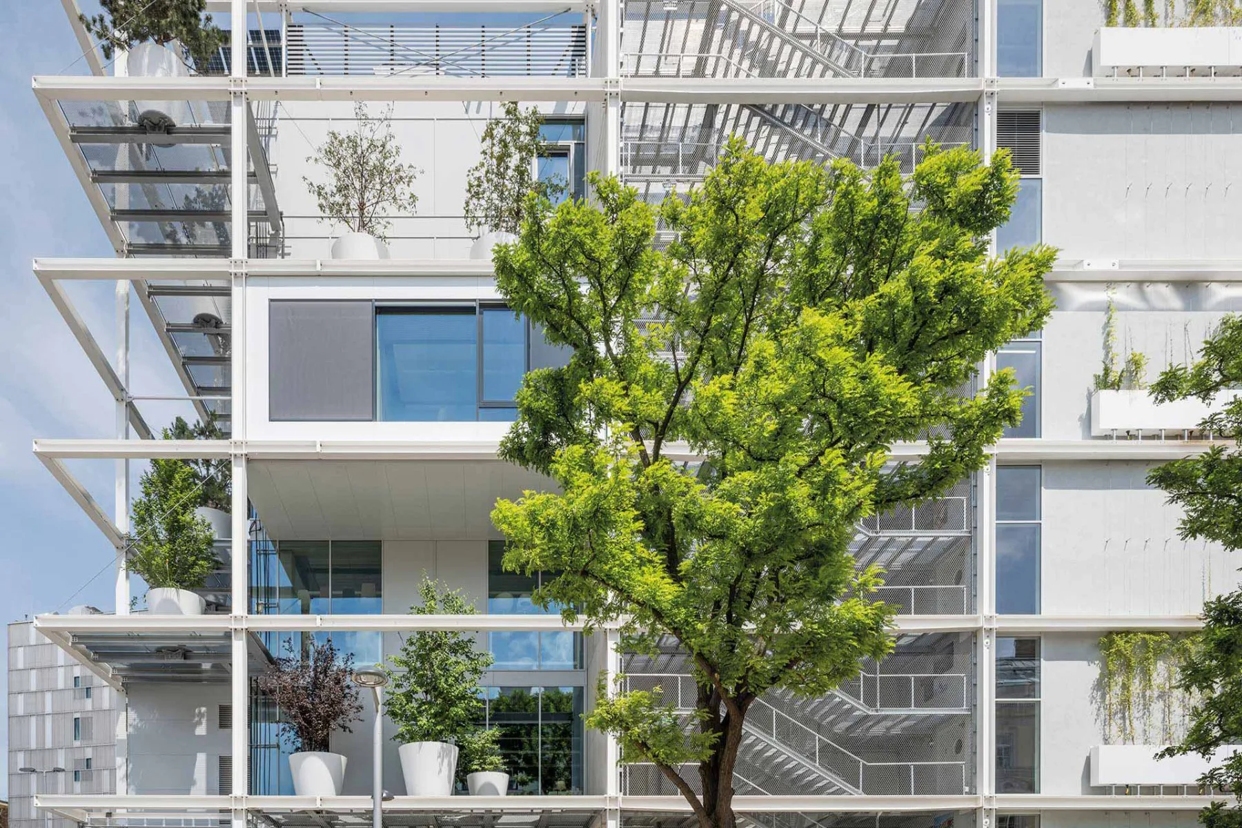 Für die Fassade des Ikea Store am Wiener Westbahnhof setzten Querkraft Architekten adaptive Fenster- und Fassadensysteme von Schüco ein.
