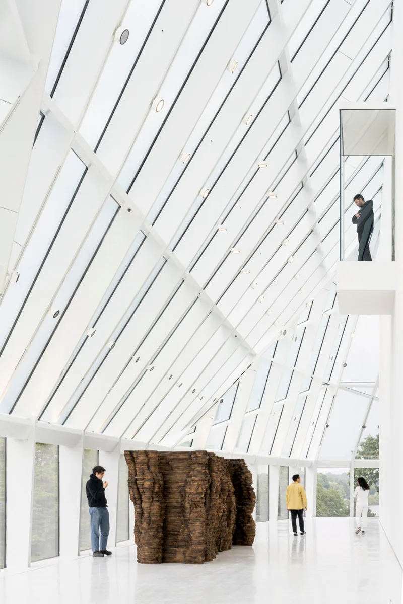 Blick auf die Skulpturenterrasse im zweiten Obergeschoss des Gundlach- Gebäudes mit Ursula von Rydingsvard's Blackened Word. 2023