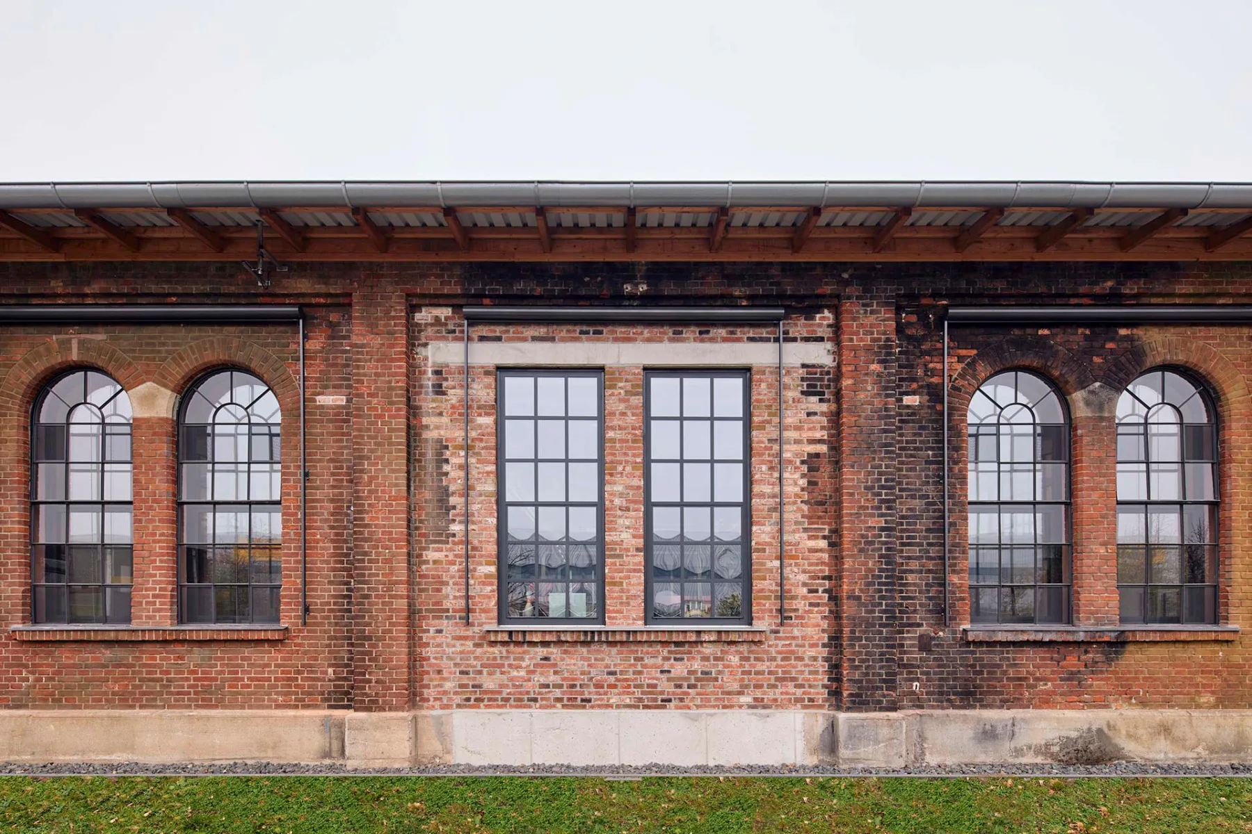Bei der Rekonstruktion fehlender Fenster kamen die Stahlrahmen-Konstruktionen Janisol Arte 2.0 von Schüco Stahlsysteme Jansen zum Einsatz.