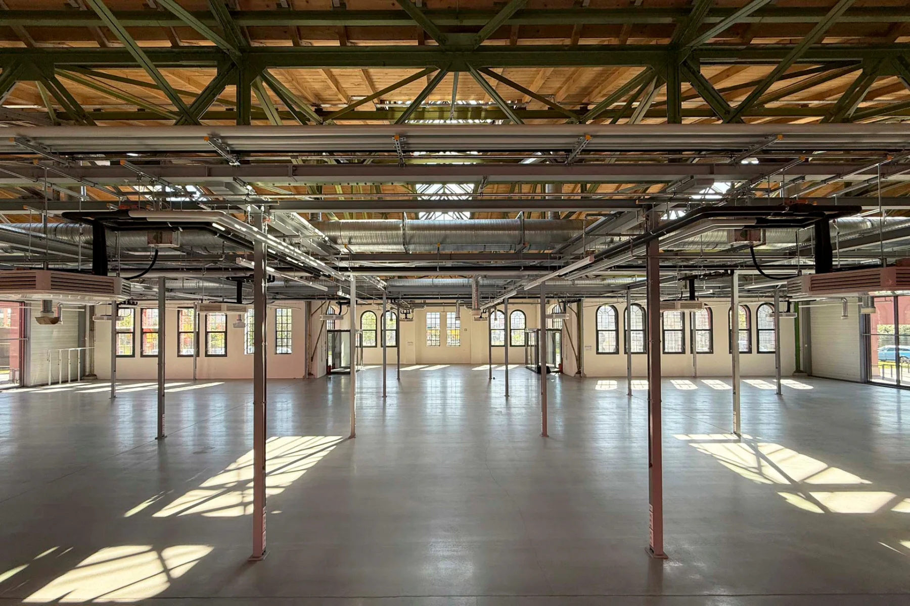 Halle Ost und West wurden als Open Office mit Medienstützen und -tragwerk für den Mieter hergerichtet