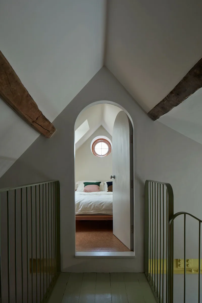 Das dreigeschossige Atrium verbindet die oberen Schlafzimmer.