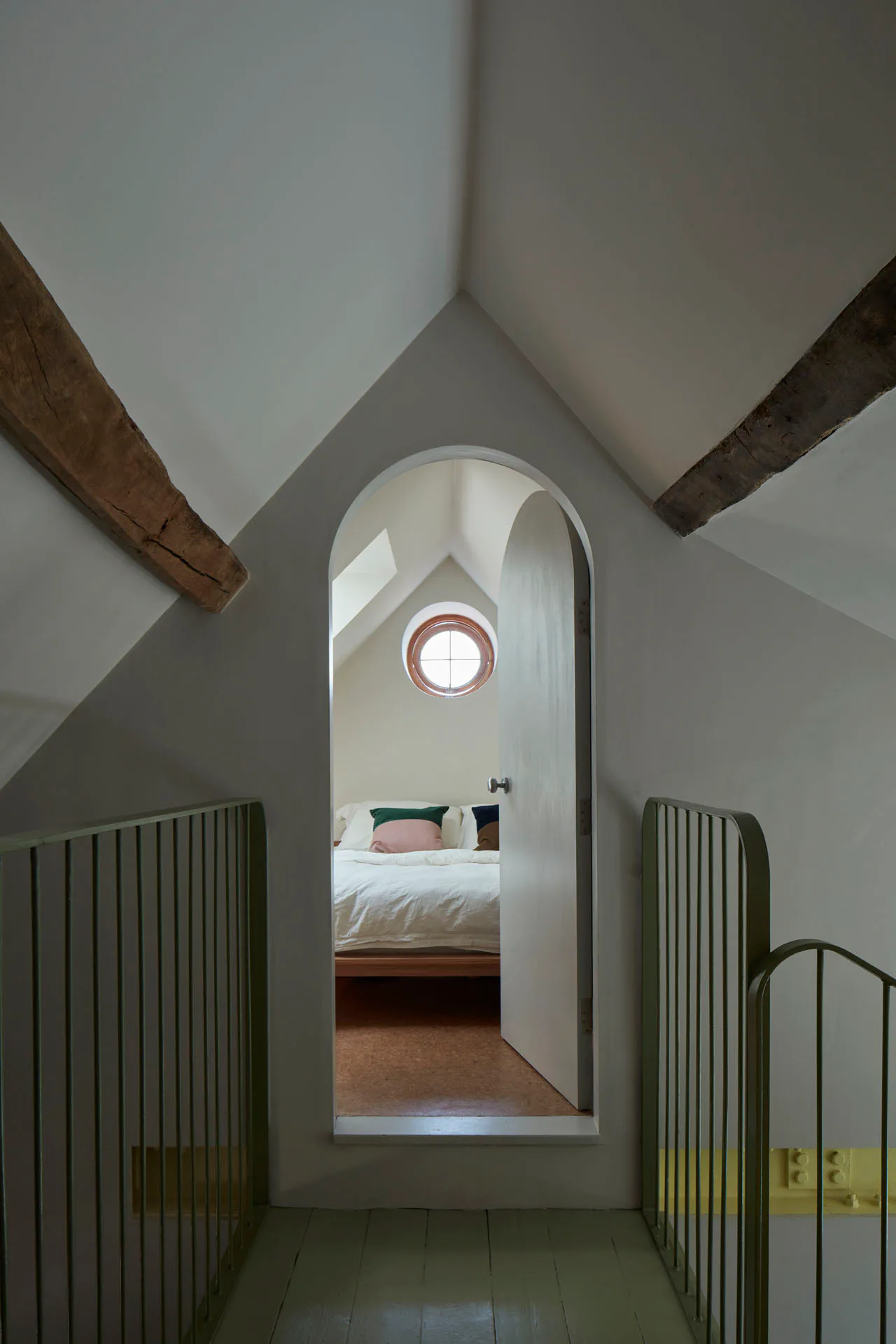 Das dreigeschossige Atrium verbindet die oberen Schlafzimmer.