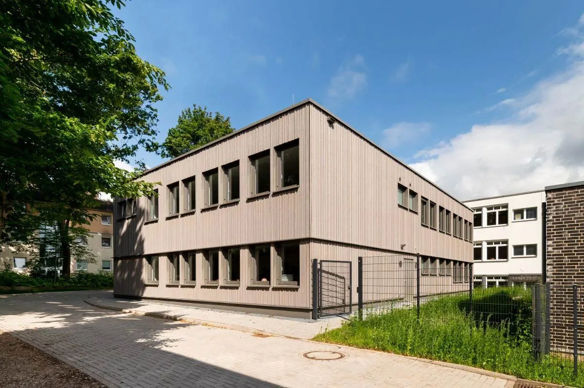 Grundschule mit Dachbegrünung für ein gutes Klima.