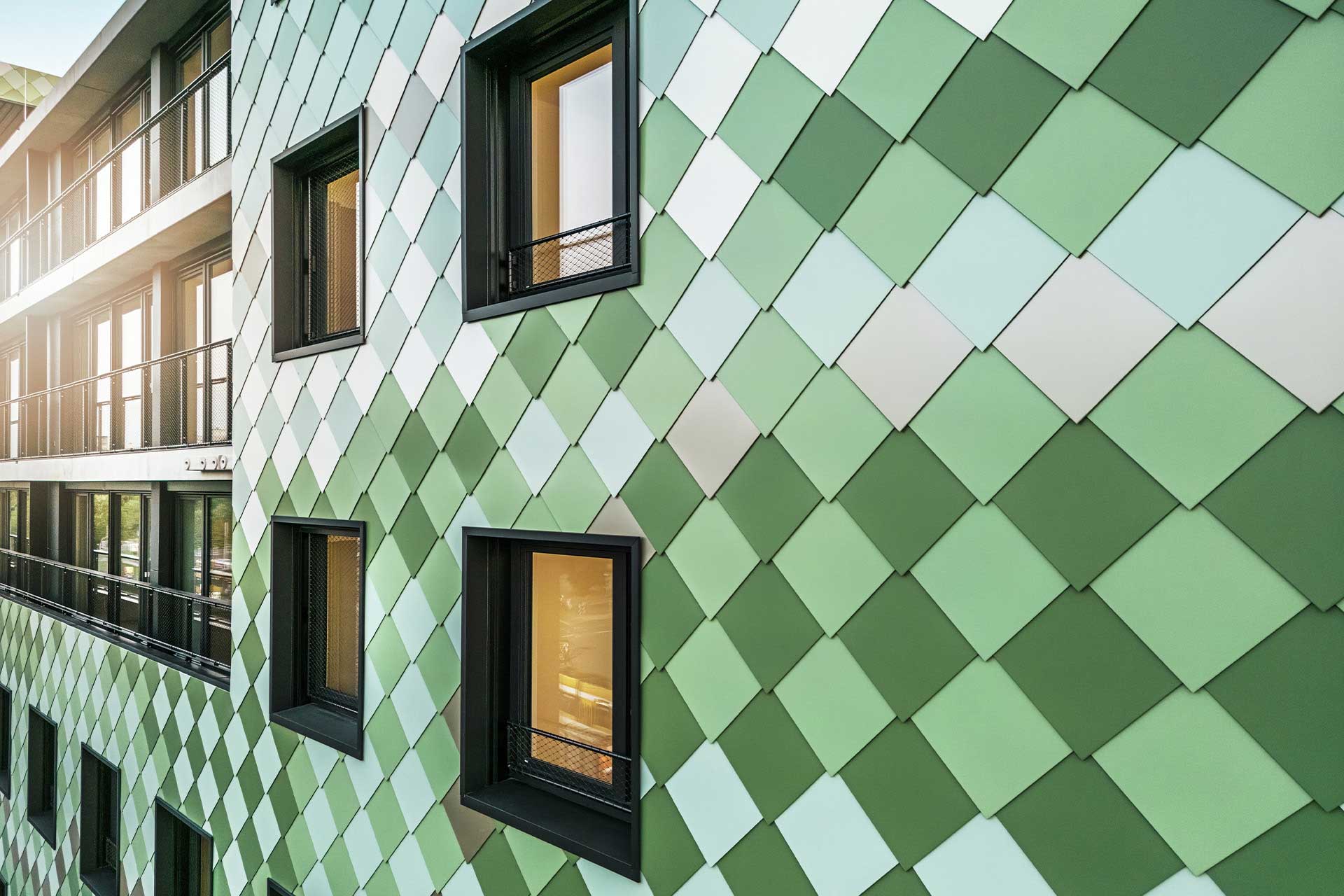 Die Fassade besteht aus über 8.000 Prefa Rauten.