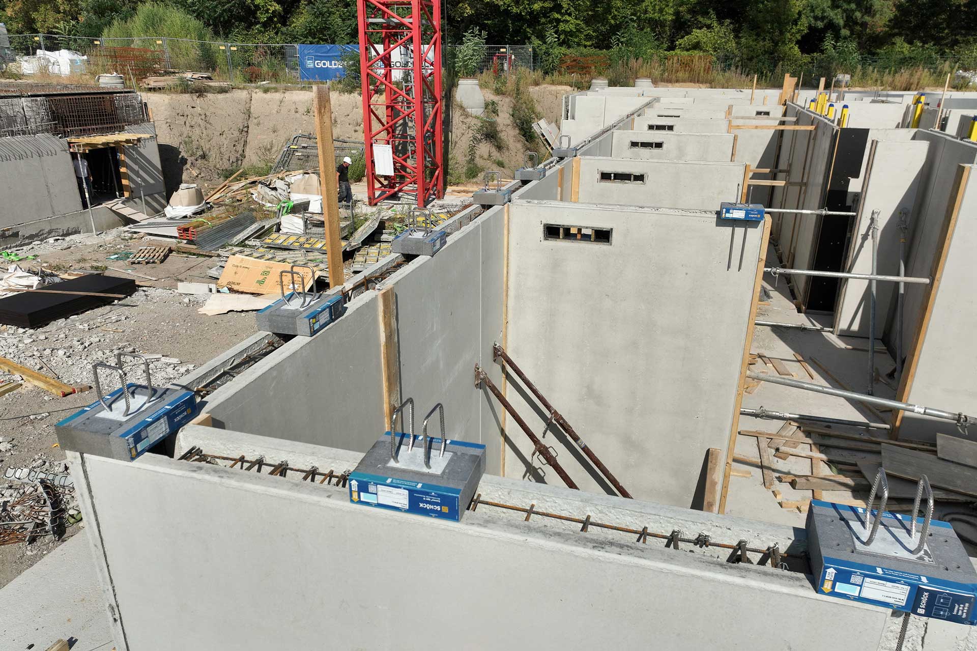 Schöck Sconnex Typ W wird auf die Wandschalen der Elementwände im Untergeschoss aufgesetzt.