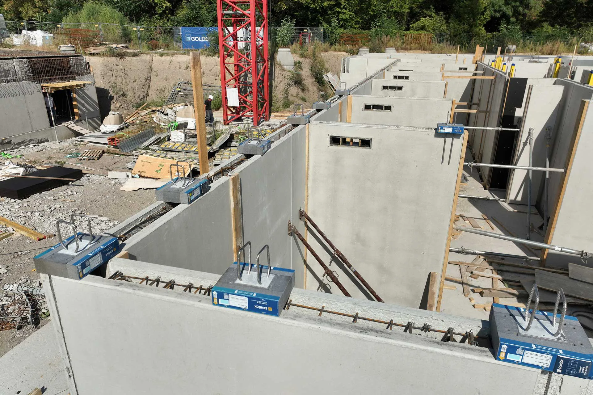 Schöck Sconnex Typ W wird auf die Wandschalen der Elementwände im Untergeschoss aufgesetzt.