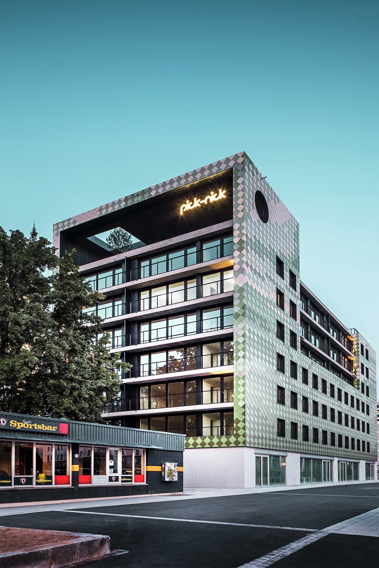 Das siebengeschossige Wohn- und Geschäftsgebäude mit innovativem Design.