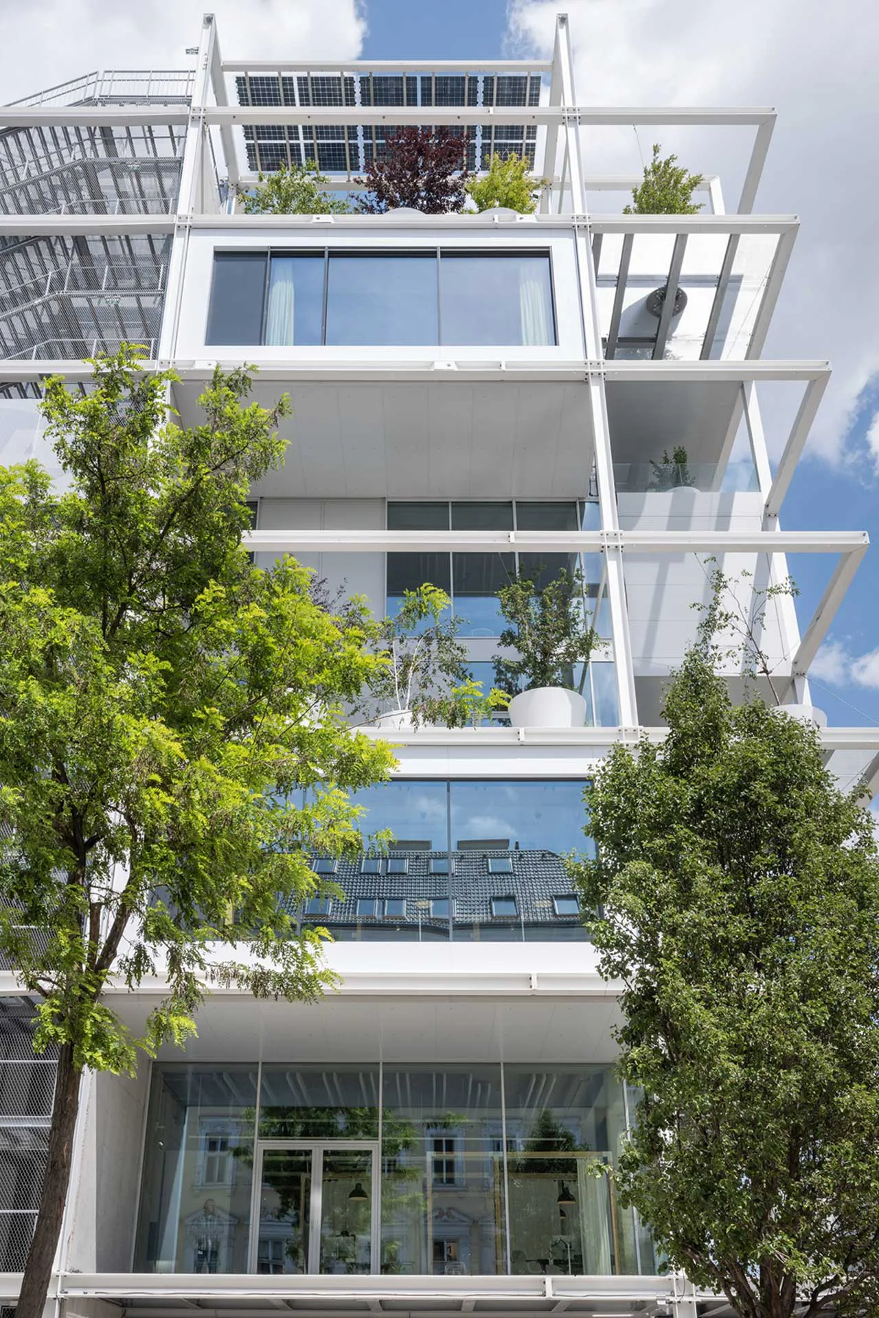 Urban und nachhaltig: Der Ikea Store in Wien ist mit 160 Bäumen bepflanzt. Integrierte Photovoltaik-Module verschatten Bereiche des öffentlich zugänglichen Daches.