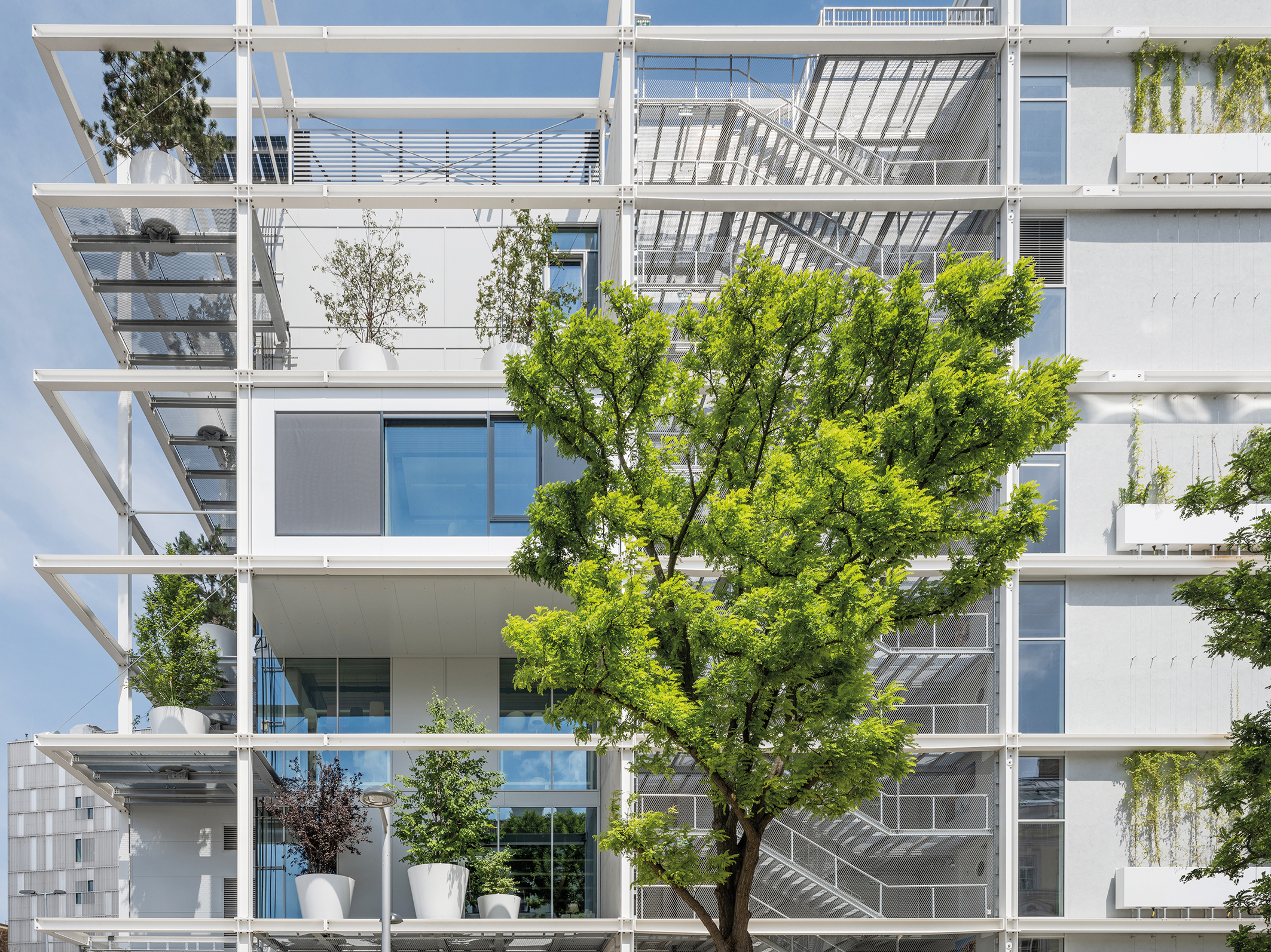 Querkraft Architects used adaptive window and facade systems from Schüco for the facade of the Ikea store at Vienna's Westbahnhof station.