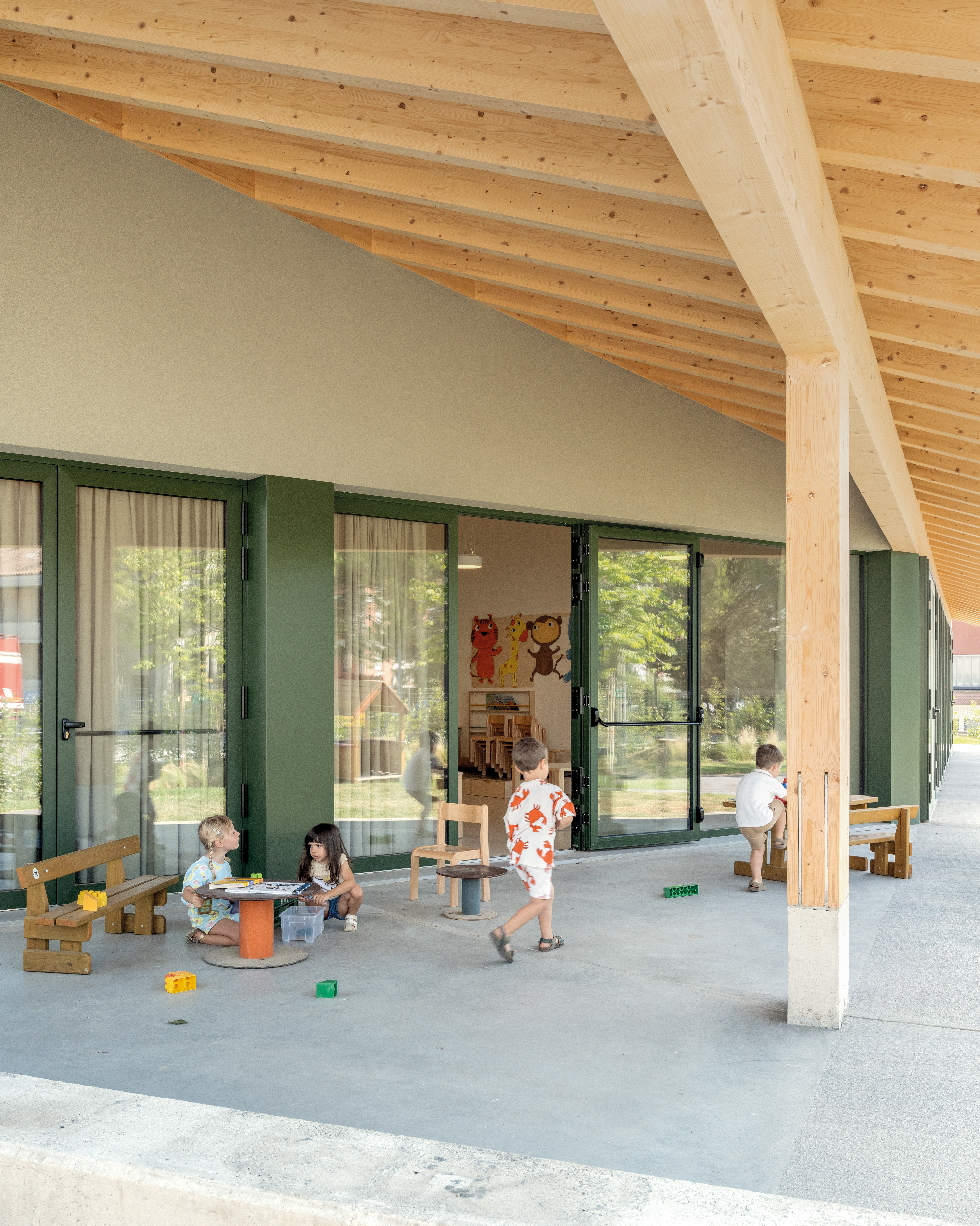 The interstitial spaces with their triangular layout are oriented to the exterior. They permit flexible use and enable play between different groups.