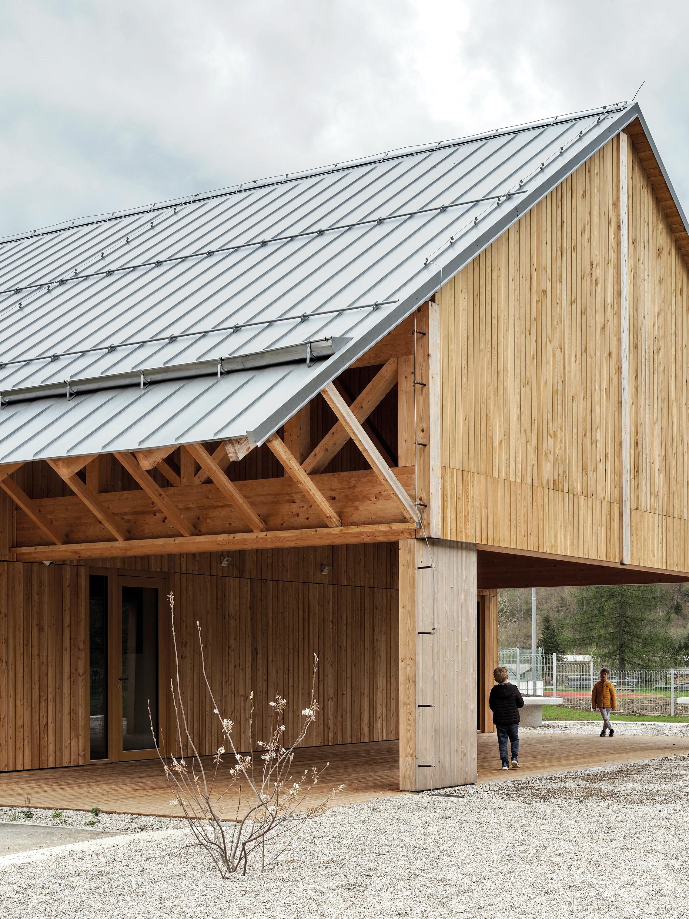Traditionelle ländliche Gebäude aus der Region waren die Vorbilder für den Entwurf. Den typischen slowenischen Balkon „Gank“ haben die Architekten neu interpretiert.